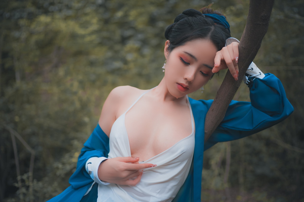 xgyw.top_网络美女钛合金TiTi侠客主题户外丛林脱古装服饰薄纱裹身秀豪乳惹火诱惑写真50P