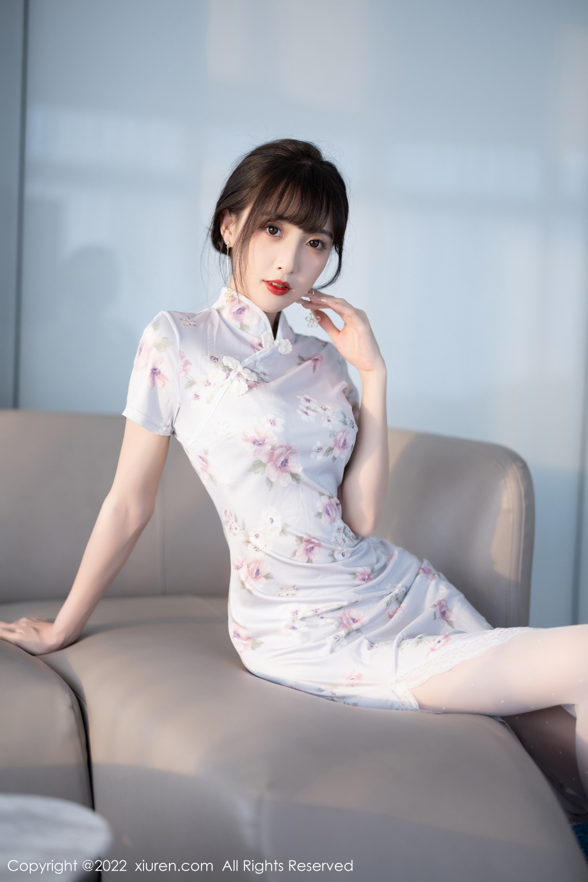 xgyw.top_XiuRen第5757期_模特林星阑白色图案旗袍露浅色蕾丝内衣配白丝袜甜美迷人写真90P