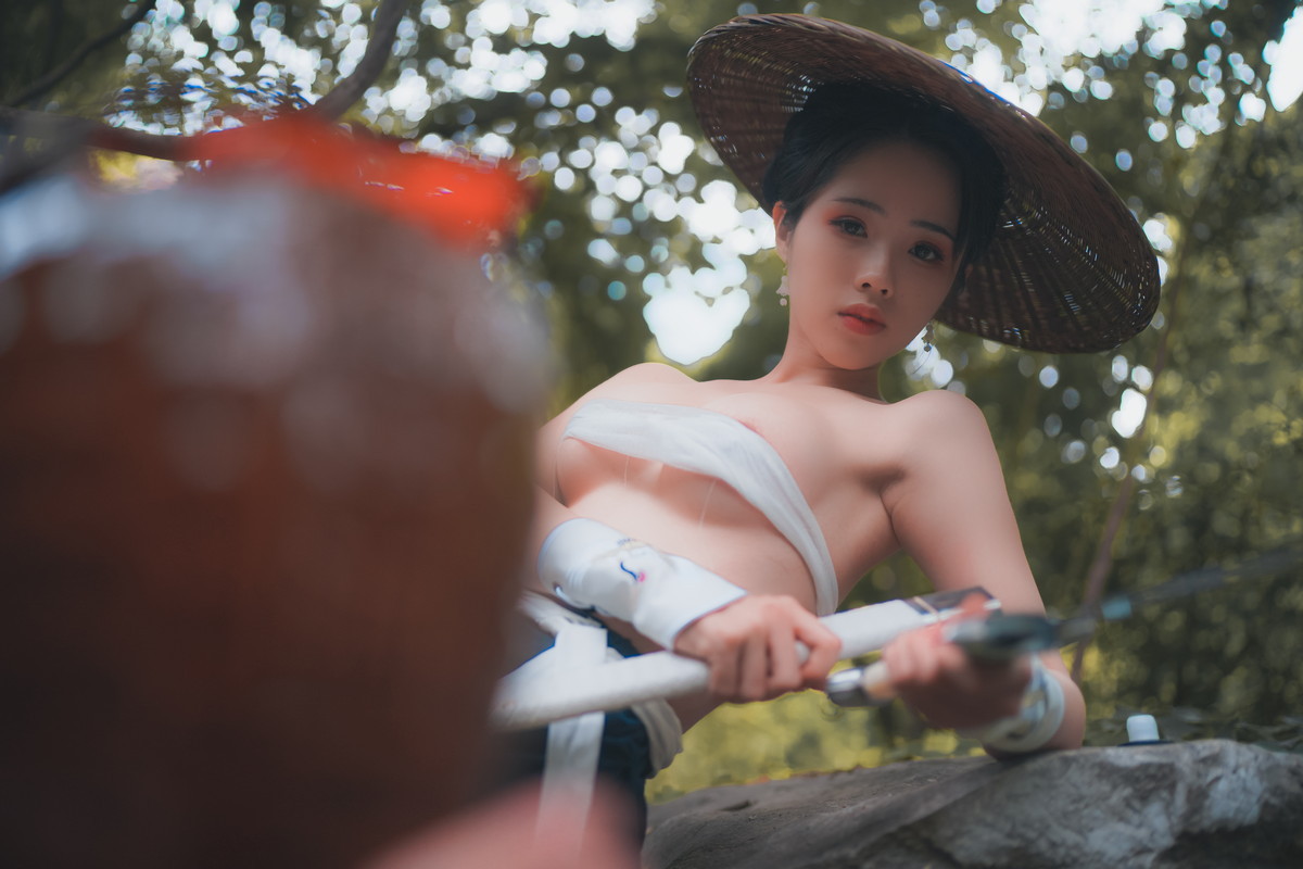 xgyw.top_网络美女钛合金TiTi侠客主题户外丛林脱古装服饰薄纱裹身秀豪乳惹火诱惑写真50P