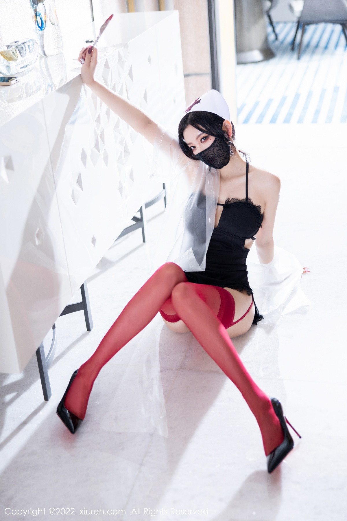 xgyw.top_XiuRen第5751期_女神杨晨晨Yome万圣节主题黑色吊带上衣配红丝袜完美诱惑写真90P