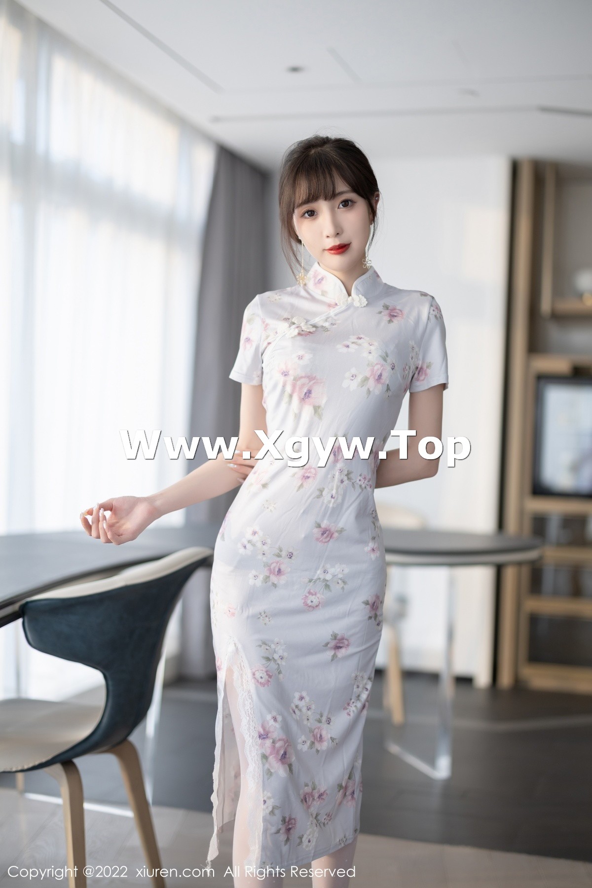 xgyw.top_XiuRen第5757期_模特林星阑白色图案旗袍露浅色蕾丝内衣配白丝袜甜美迷人写真90P