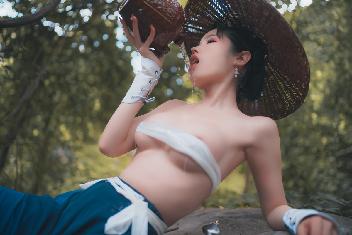 xgyw.top_网络美女钛合金TiTi侠客主题户外丛林脱古装服饰薄纱裹身秀豪乳惹火诱惑写真50P