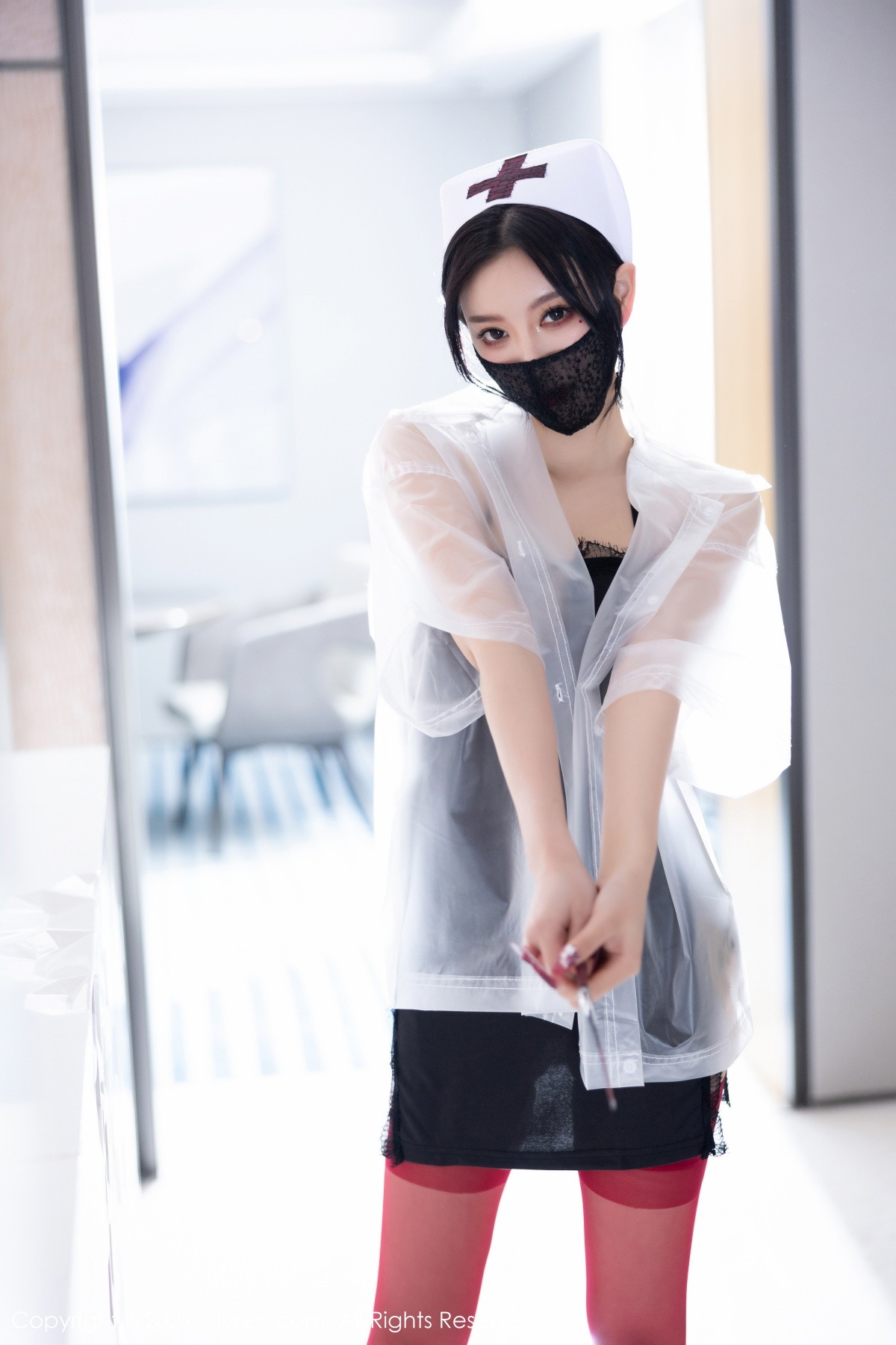 xgyw.top_XiuRen第5751期_女神杨晨晨Yome万圣节主题黑色吊带上衣配红丝袜完美诱惑写真90P