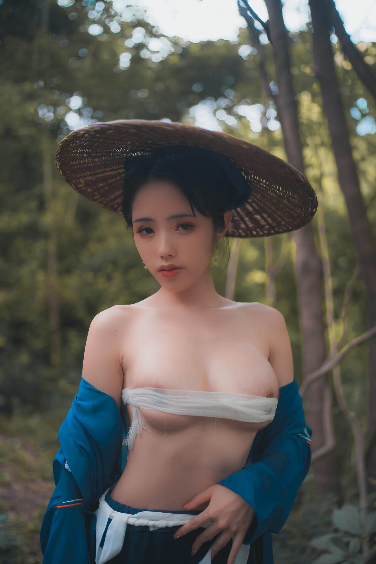 xgyw.top_网络美女钛合金TiTi侠客主题户外丛林脱古装服饰薄纱裹身秀豪乳惹火诱惑写真50P