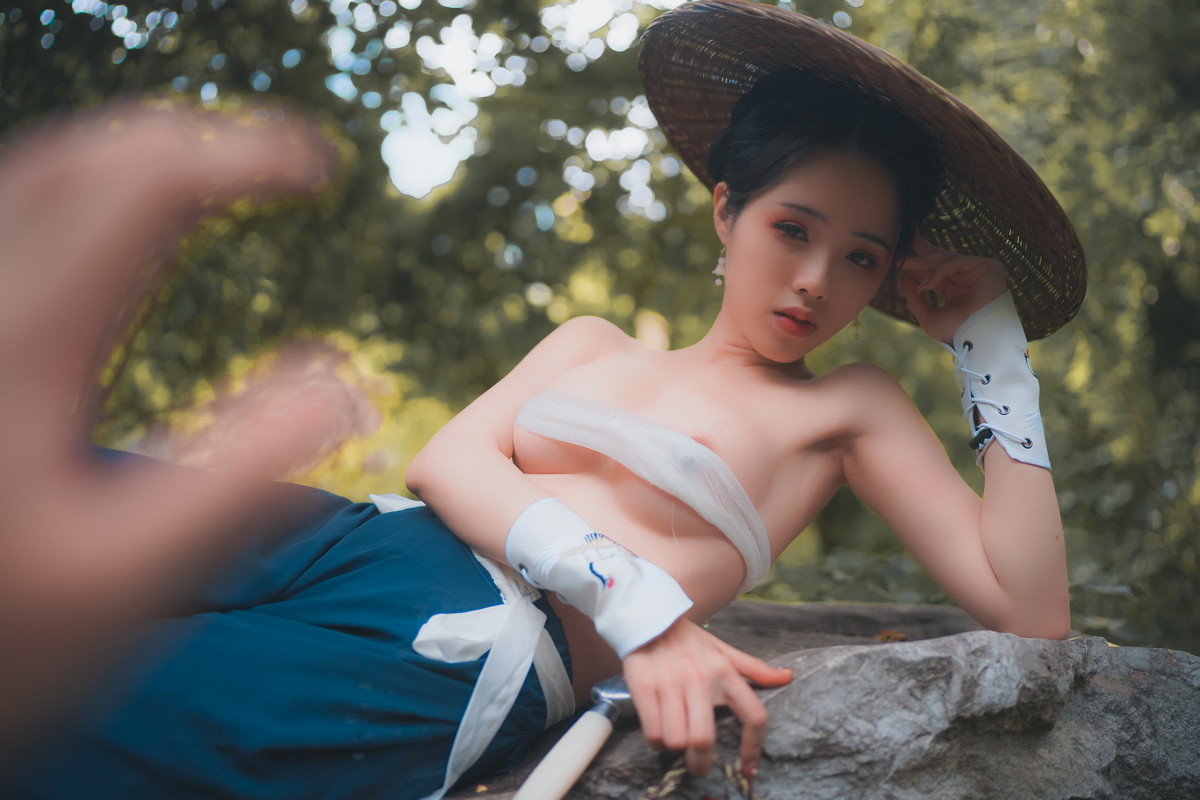 xgyw.top_网络美女钛合金TiTi侠客主题户外丛林脱古装服饰薄纱裹身秀豪乳惹火诱惑写真50P