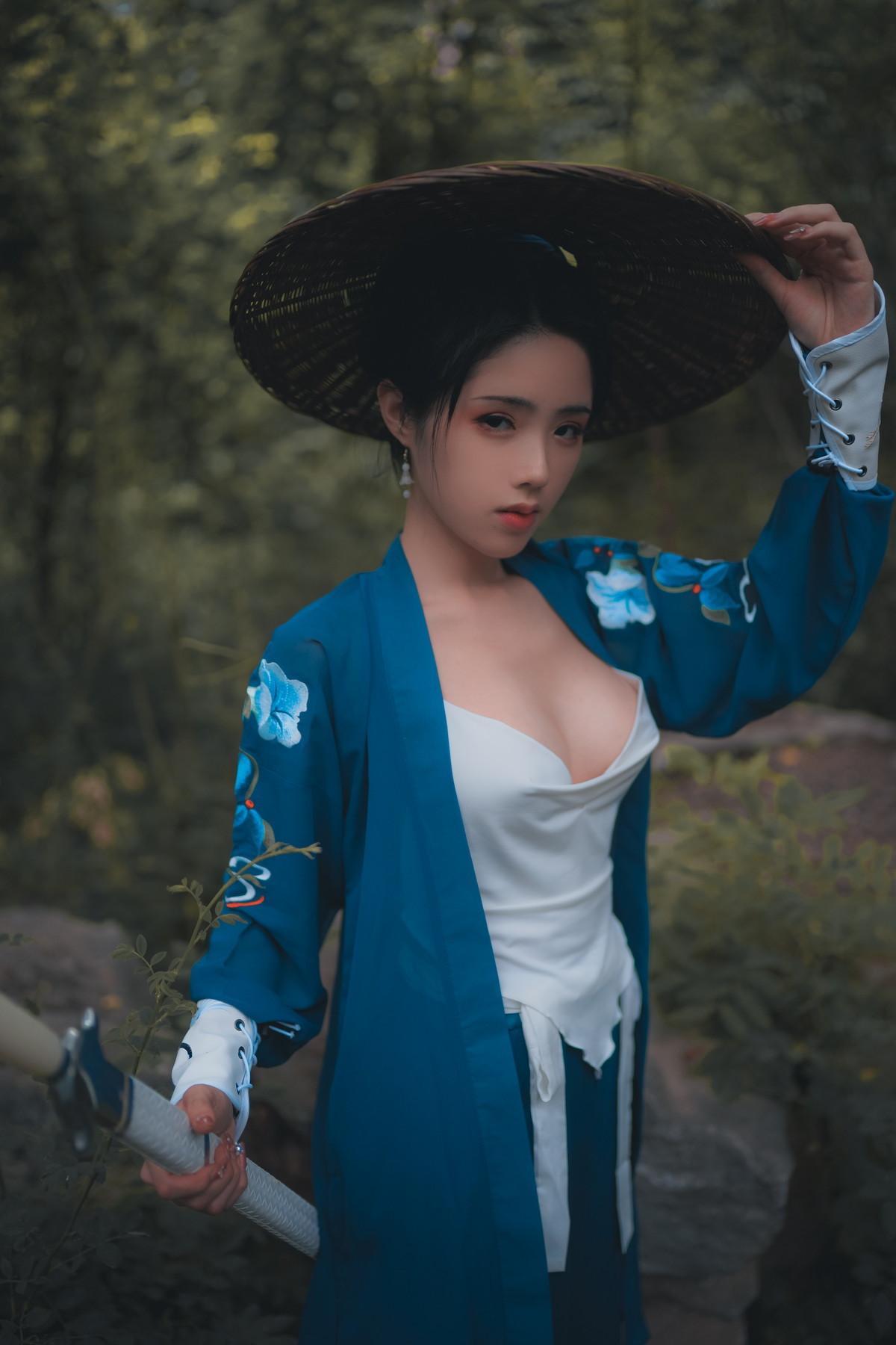xgyw.top_网络美女钛合金TiTi侠客主题户外丛林脱古装服饰薄纱裹身秀豪乳惹火诱惑写真50P