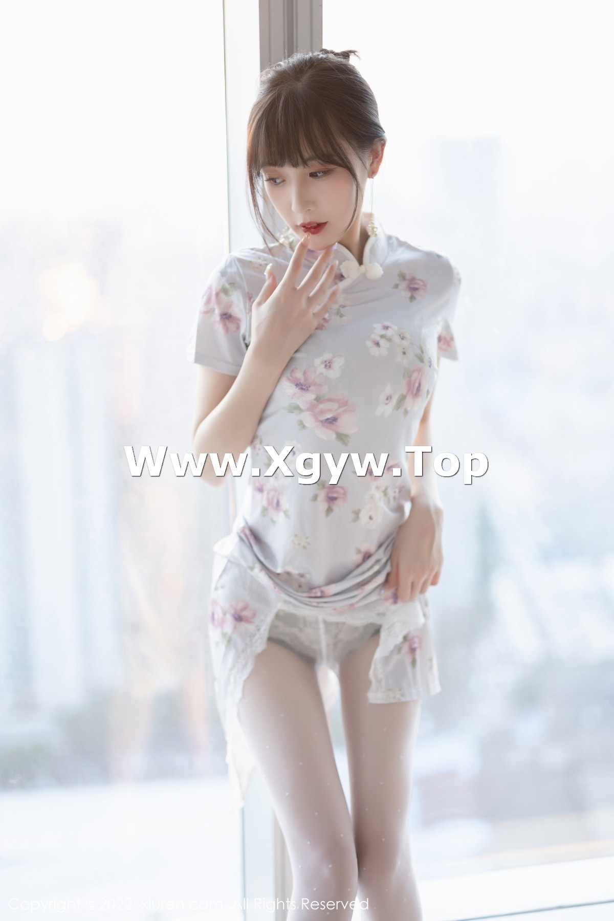 xgyw.top_XiuRen第5757期_模特林星阑白色图案旗袍露浅色蕾丝内衣配白丝袜甜美迷人写真90P