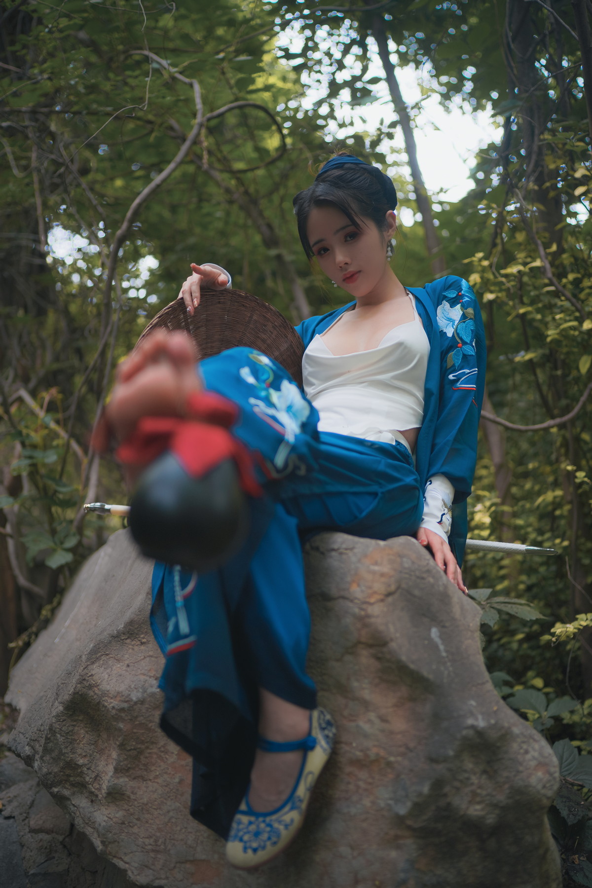 xgyw.top_网络美女钛合金TiTi侠客主题户外丛林脱古装服饰薄纱裹身秀豪乳惹火诱惑写真50P