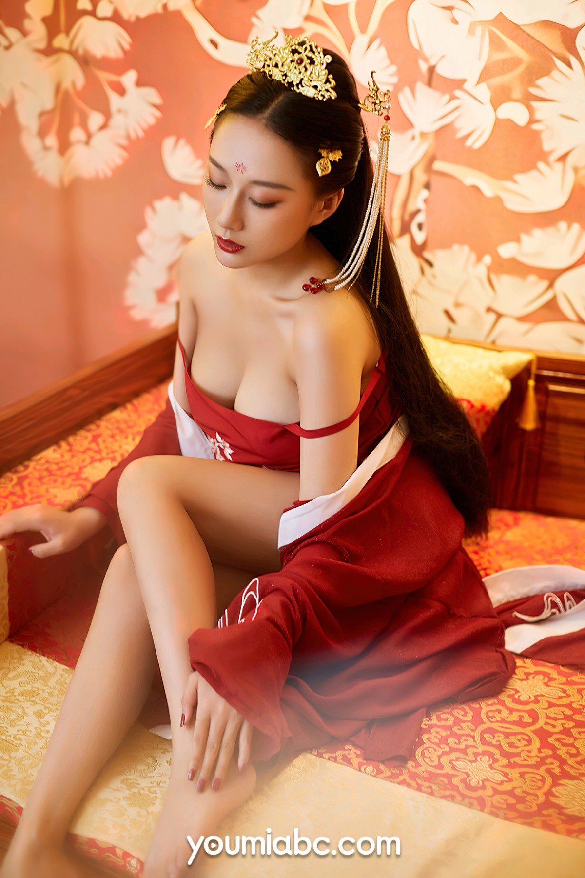 xgyw.top_[YouMi尤蜜]Vol.834_模特何嘉颖盛世红颜主题性感古典风红色吊裙半脱惹火诱惑写真32P
