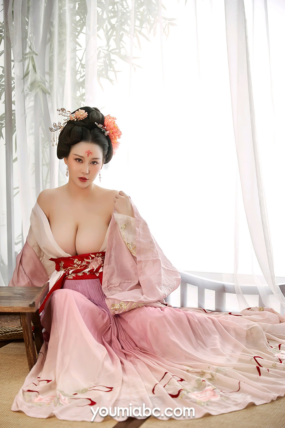 xgyw.top_[YouMi尤蜜]Vol.833_模特费若拉宫廷侍女主题性感古典薄纱服饰秀傲人豪乳诱惑写真30P