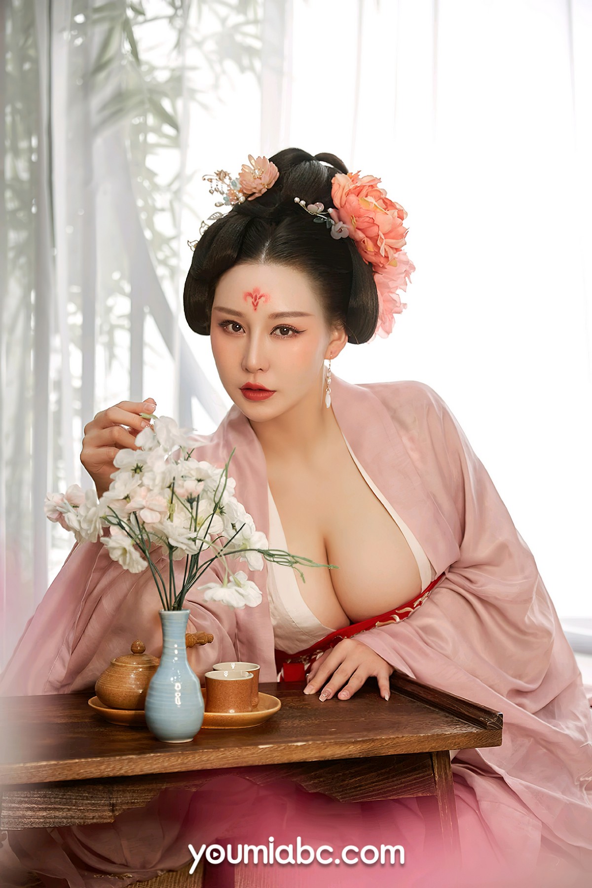 xgyw.top_[YouMi尤蜜]Vol.833_模特费若拉宫廷侍女主题性感古典薄纱服饰秀傲人豪乳诱惑写真30P
