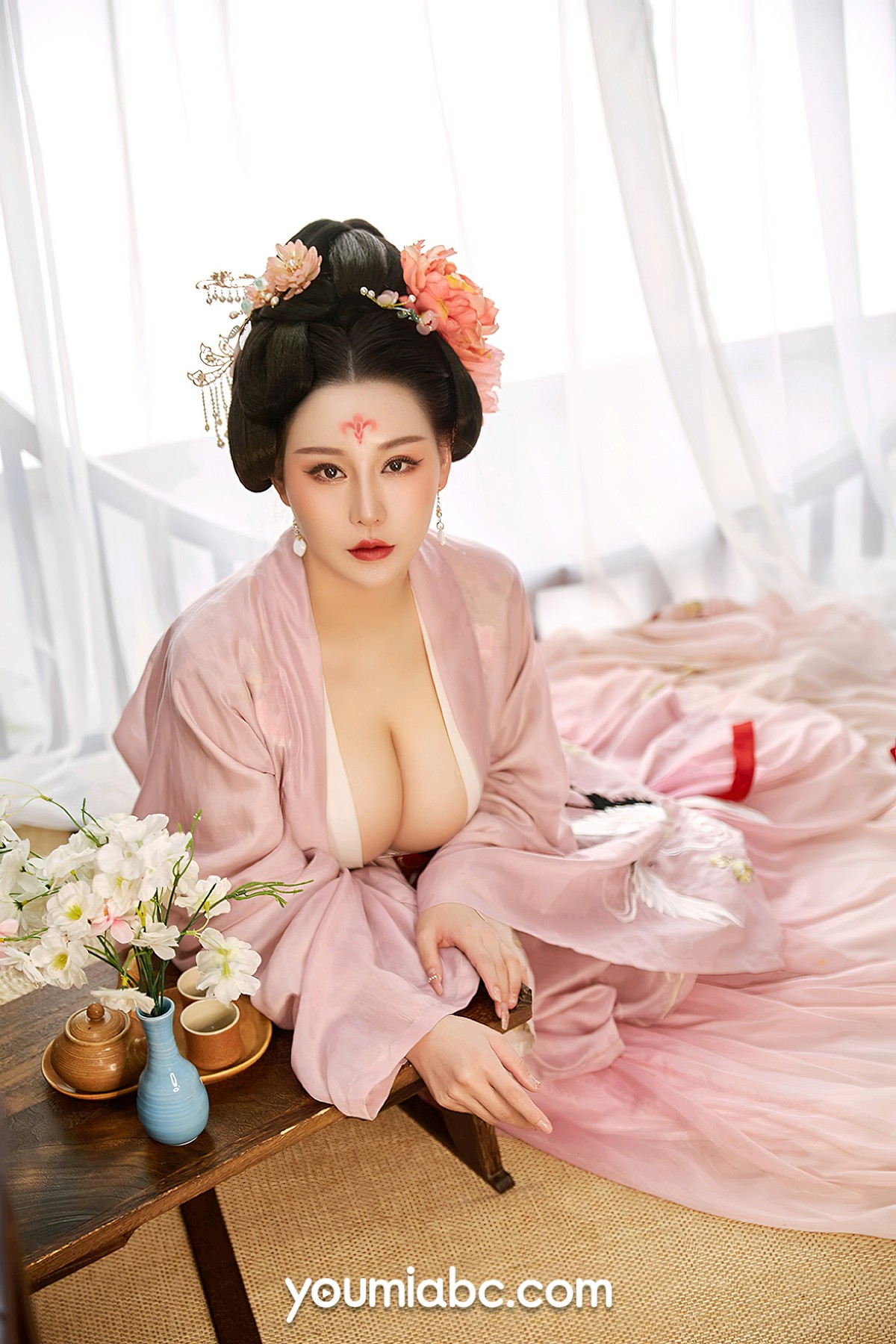 xgyw.top_[YouMi尤蜜]Vol.833_模特费若拉宫廷侍女主题性感古典薄纱服饰秀傲人豪乳诱惑写真30P