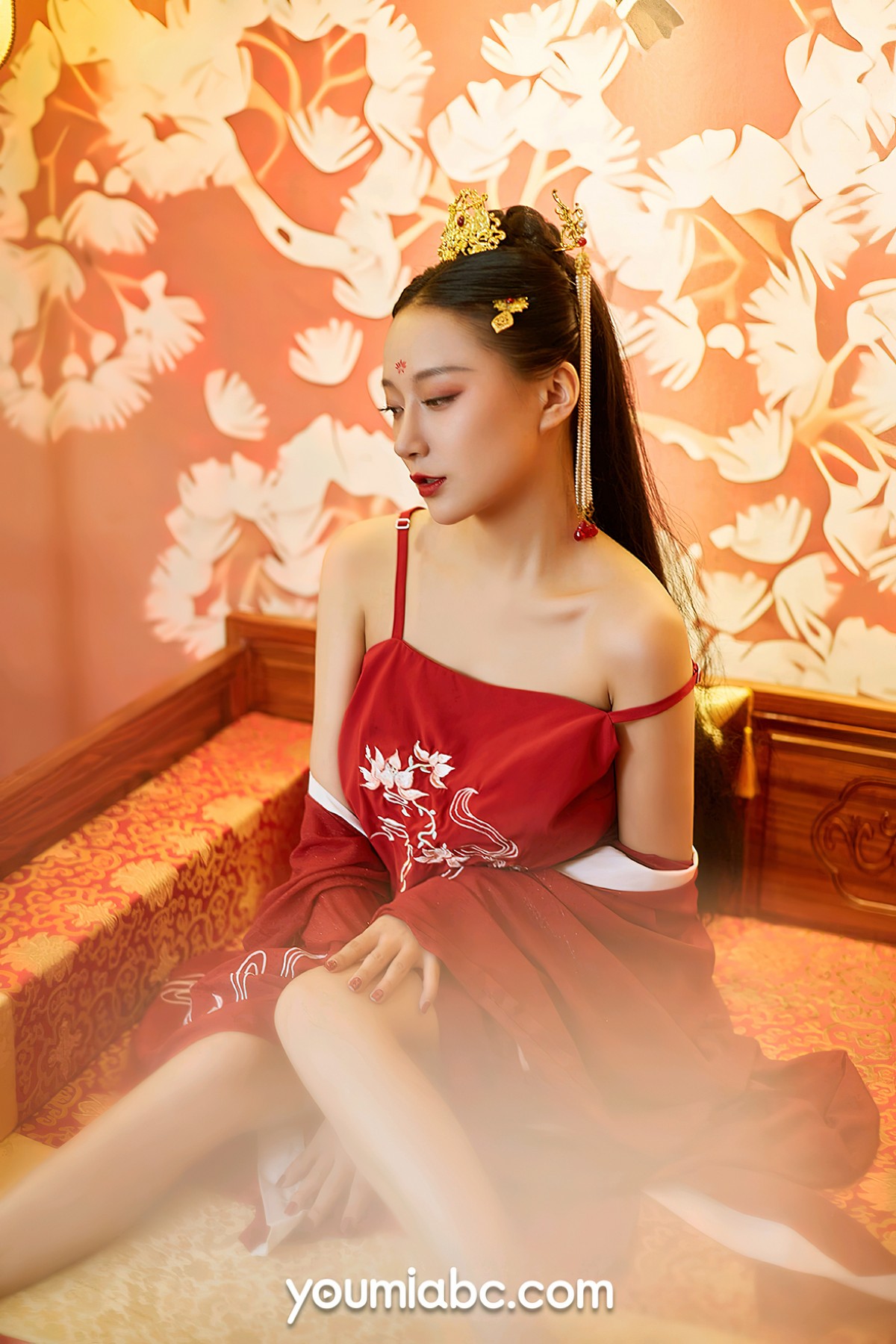 xgyw.top_[YouMi尤蜜]Vol.834_模特何嘉颖盛世红颜主题性感古典风红色吊裙半脱惹火诱惑写真32P