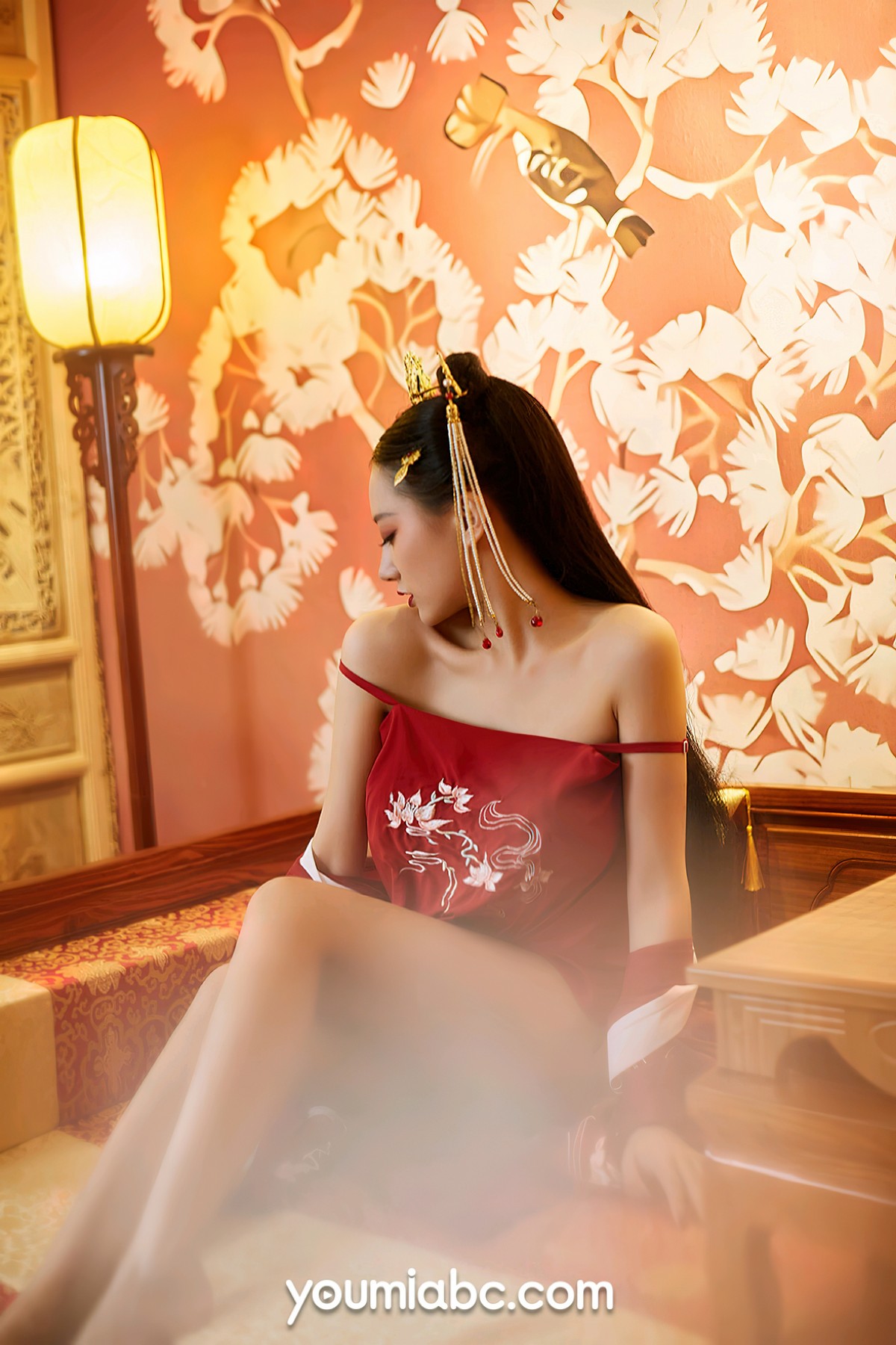 xgyw.top_[YouMi尤蜜]Vol.834_模特何嘉颖盛世红颜主题性感古典风红色吊裙半脱惹火诱惑写真32P