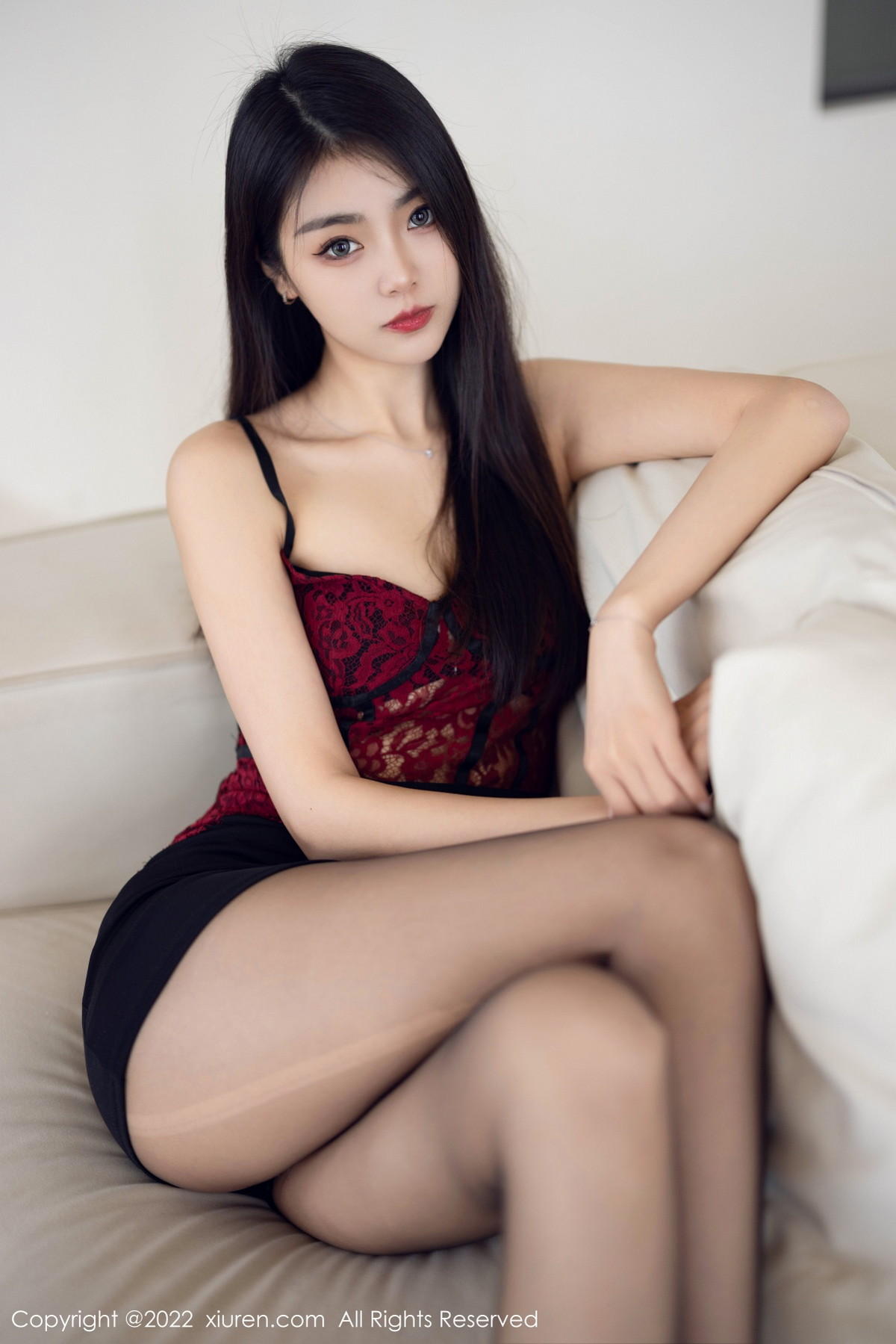 xgyw.top_[XiuRen秀人网]No.5769_模特可乐Vicky性感暗红色吊带上衣配黑短裙露超薄黑丝诱惑写真63P
