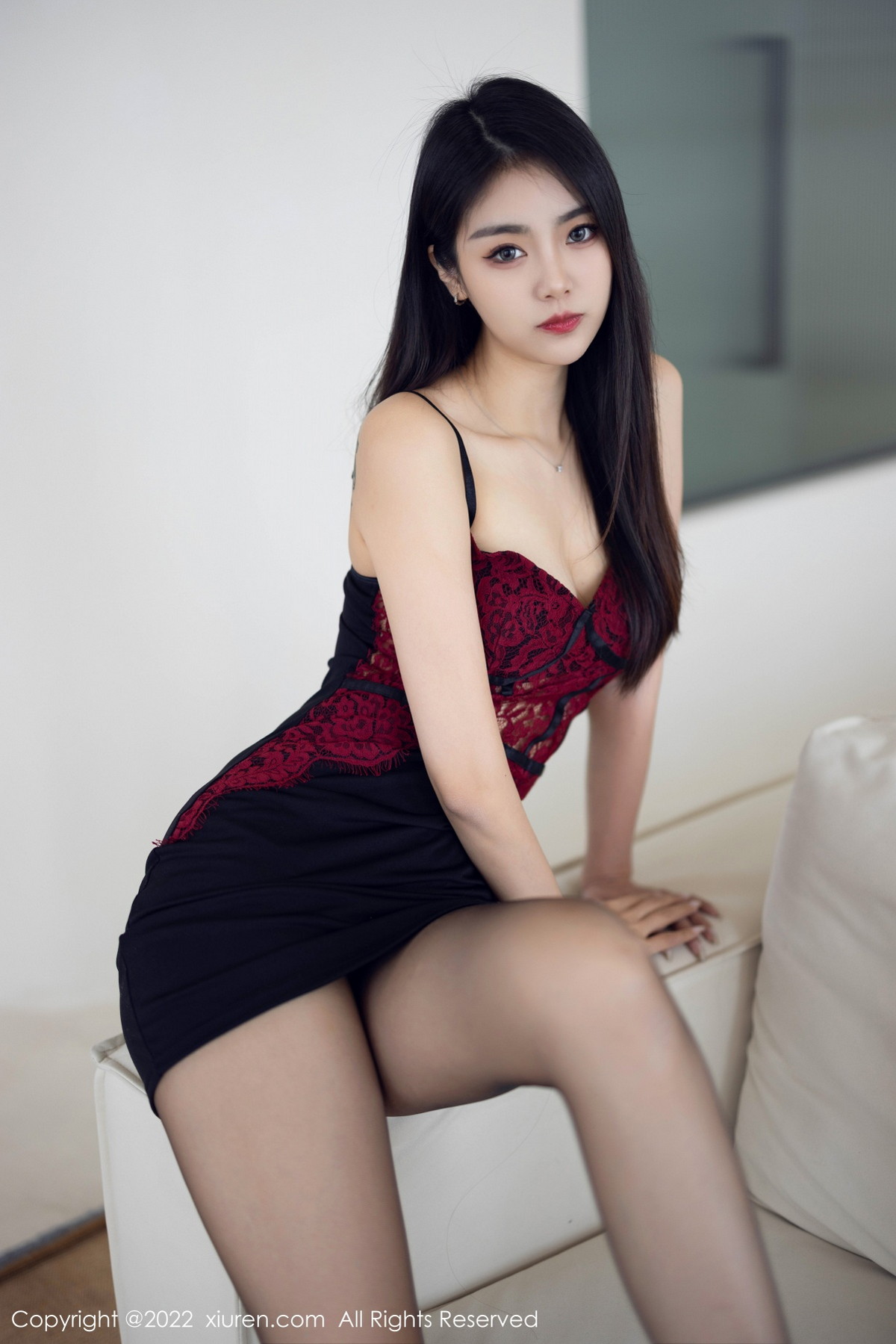 xgyw.top_[XiuRen秀人网]No.5769_模特可乐Vicky性感暗红色吊带上衣配黑短裙露超薄黑丝诱惑写真63P
