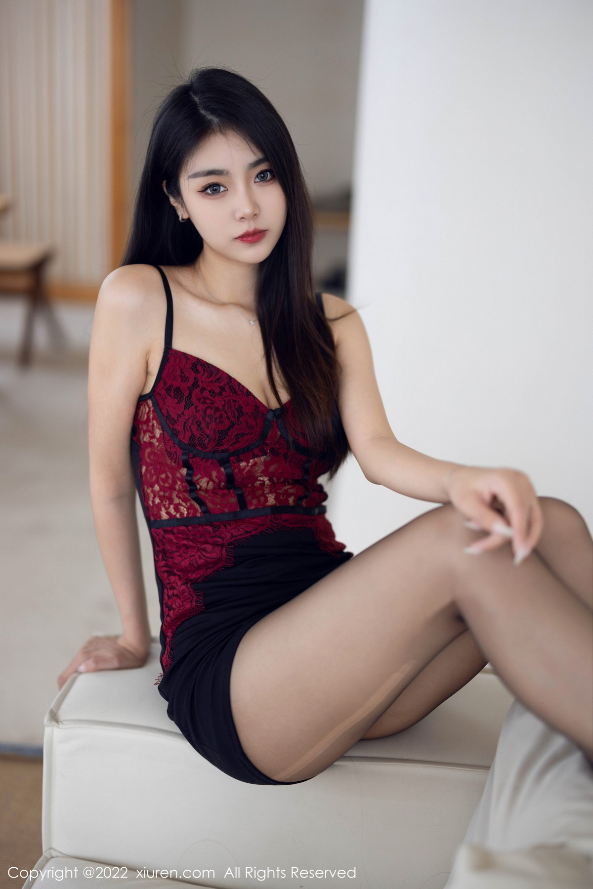 xgyw.top_[XiuRen秀人网]No.5769_模特可乐Vicky性感暗红色吊带上衣配黑短裙露超薄黑丝诱惑写真63P
