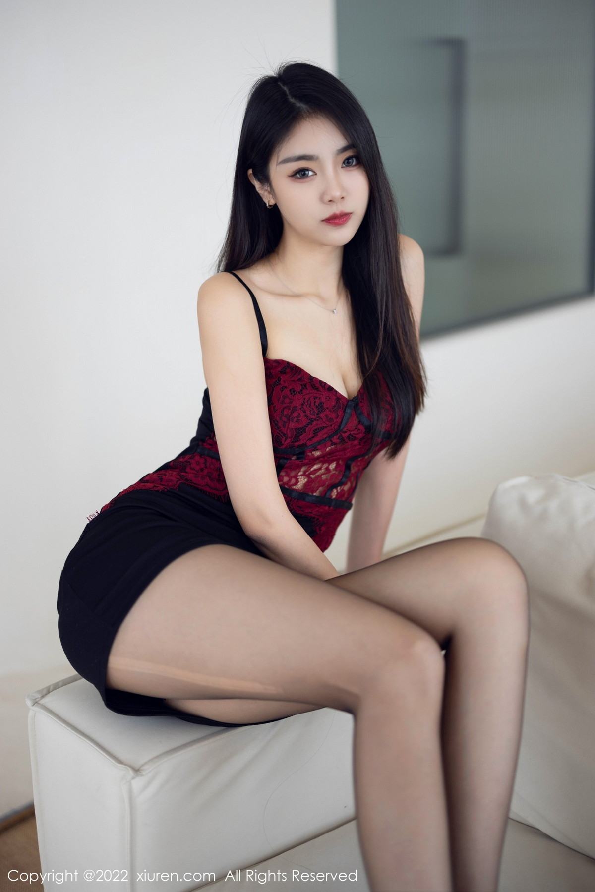 xgyw.top_[XiuRen秀人网]No.5769_模特可乐Vicky性感暗红色吊带上衣配黑短裙露超薄黑丝诱惑写真63P