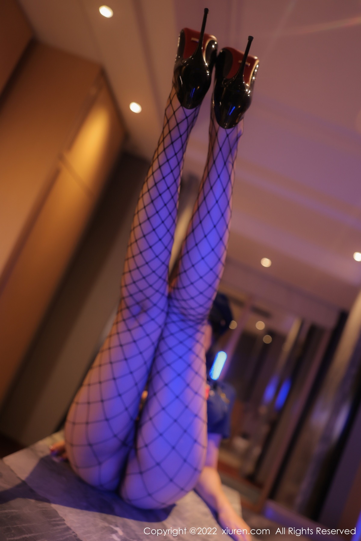 xgyw.top_[XiuRen秀人网]No.5767_模特田冰冰酒店室内拍摄性感警官制服配黑丝网袜完美诱惑写真86P