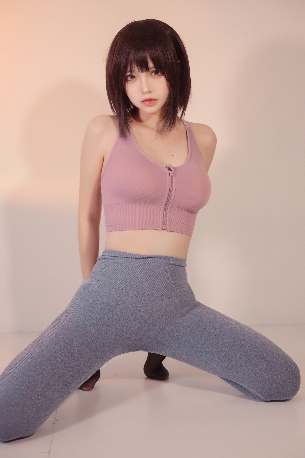 xgyw.top_网络美女疯猫ss白色情人节福袋运动衣主题瑜伽运动装紧身秀完美身材诱惑写真40P