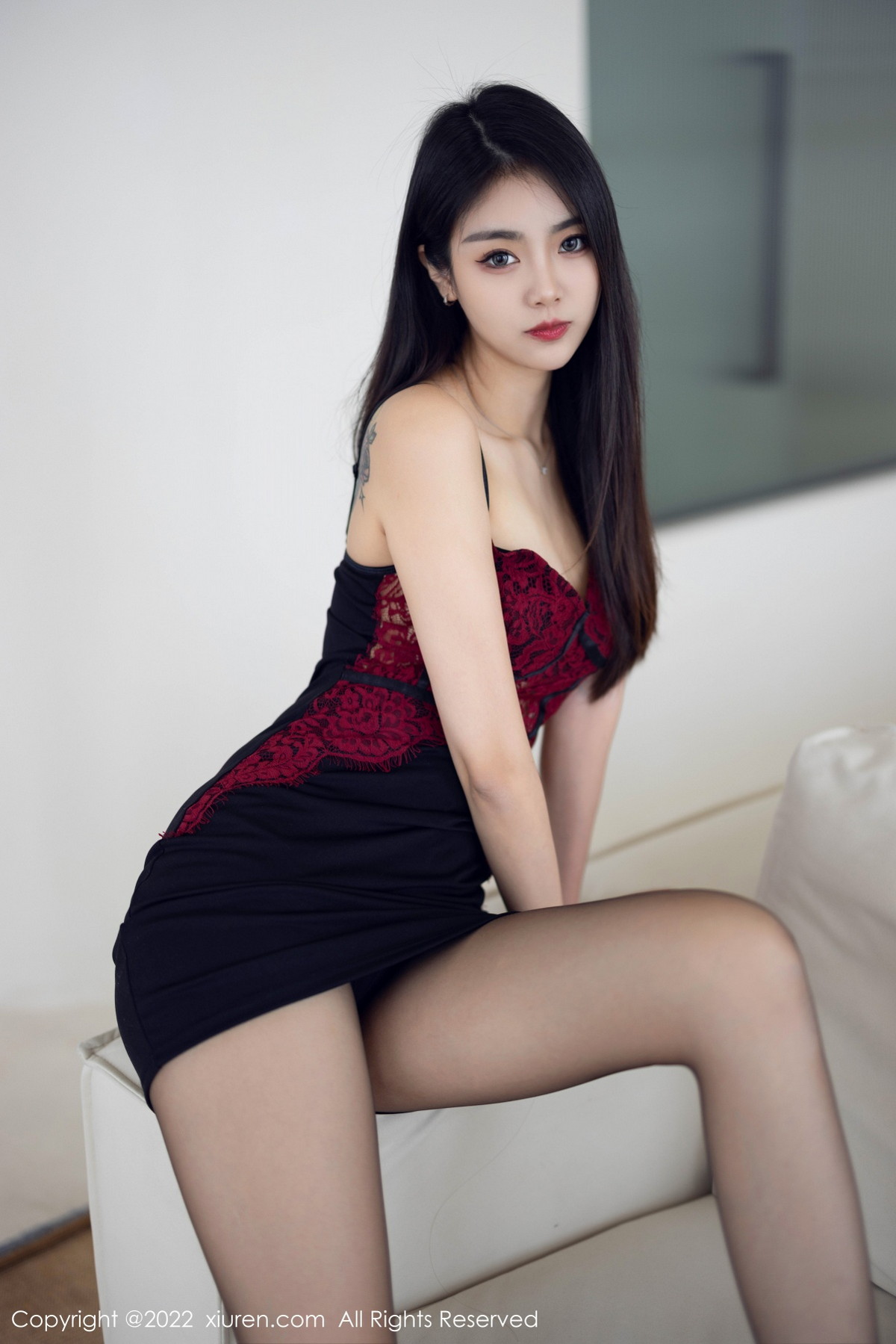 xgyw.top_[XiuRen秀人网]No.5769_模特可乐Vicky性感暗红色吊带上衣配黑短裙露超薄黑丝诱惑写真63P