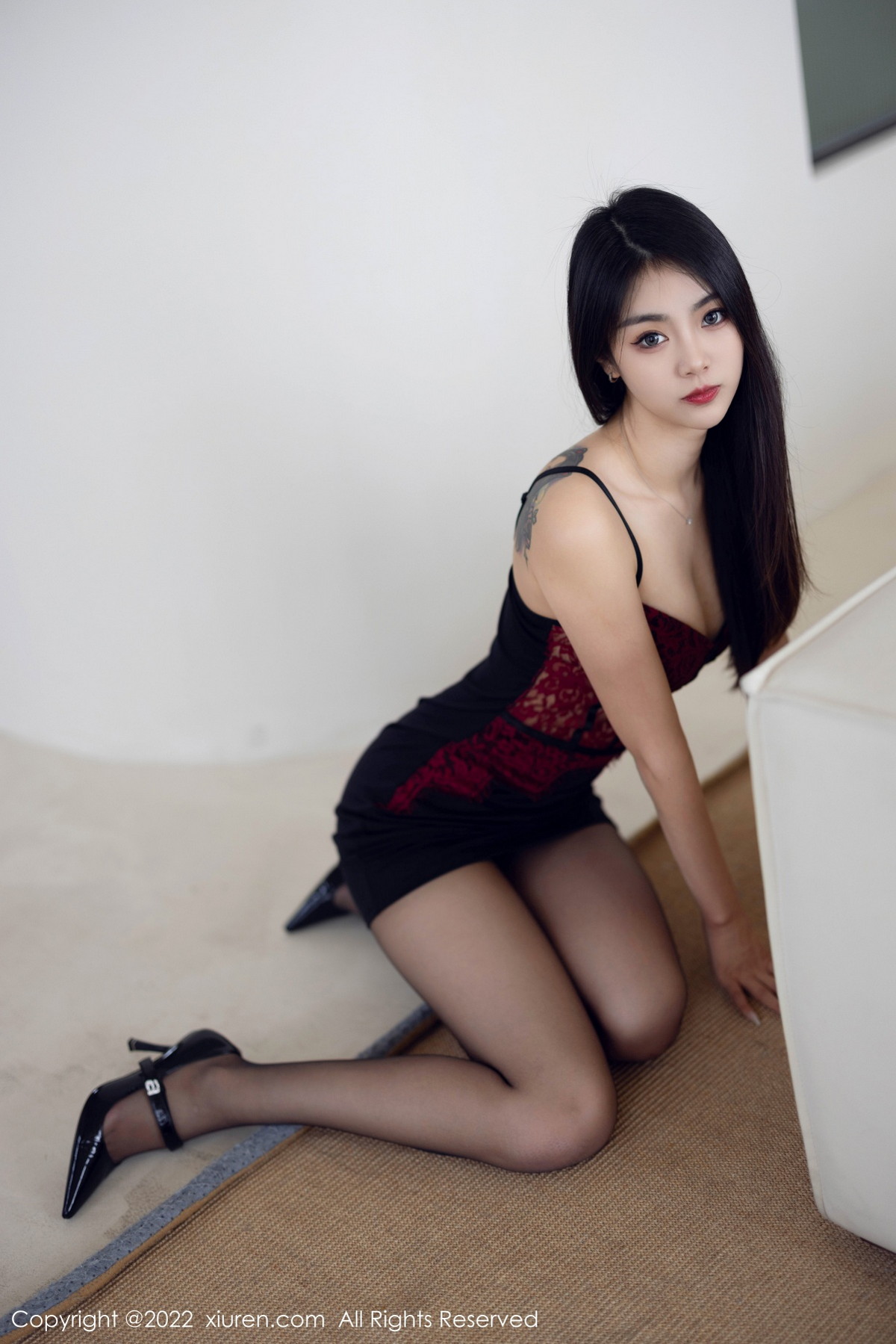 xgyw.top_[XiuRen秀人网]No.5769_模特可乐Vicky性感暗红色吊带上衣配黑短裙露超薄黑丝诱惑写真63P