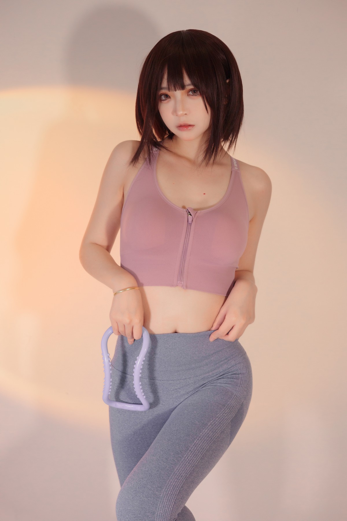 xgyw.top_网络美女疯猫ss白色情人节福袋运动衣主题瑜伽运动装紧身秀完美身材诱惑写真40P