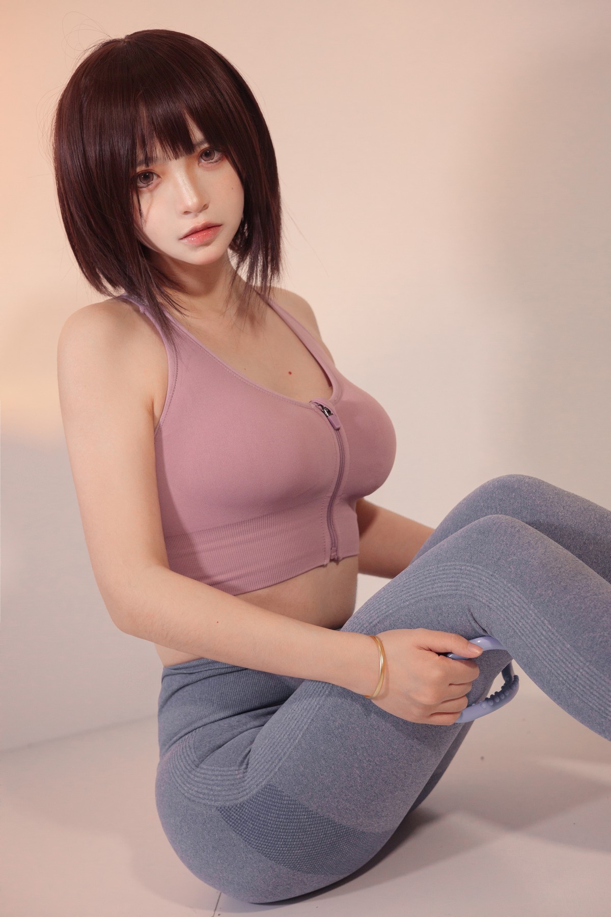 xgyw.top_网络美女疯猫ss白色情人节福袋运动衣主题瑜伽运动装紧身秀完美身材诱惑写真40P