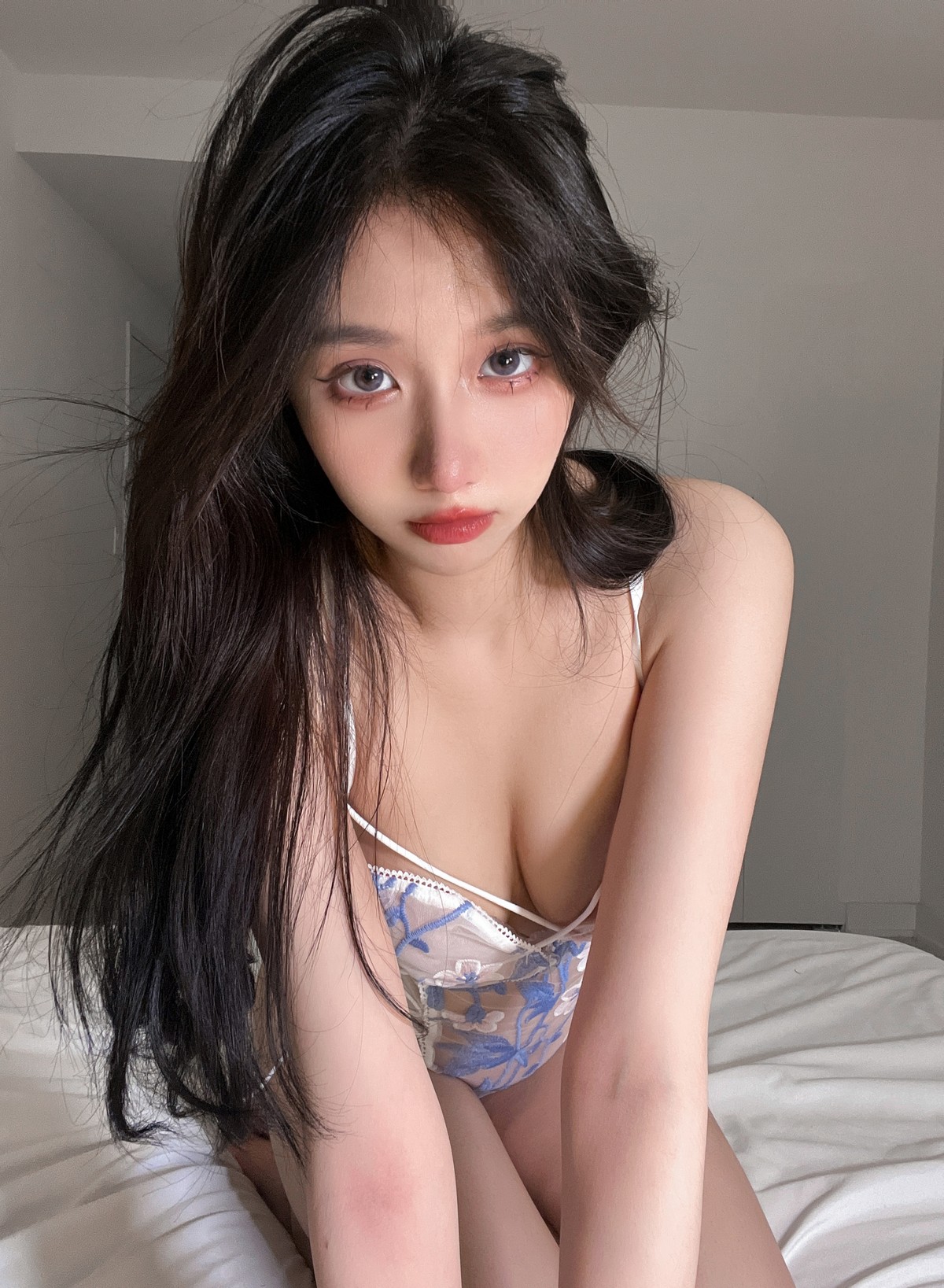 xgyw.top_动漫博主果咩酱紫光夜主题私房性感白色薄透连体内衣秀完美身材诱惑写真40P