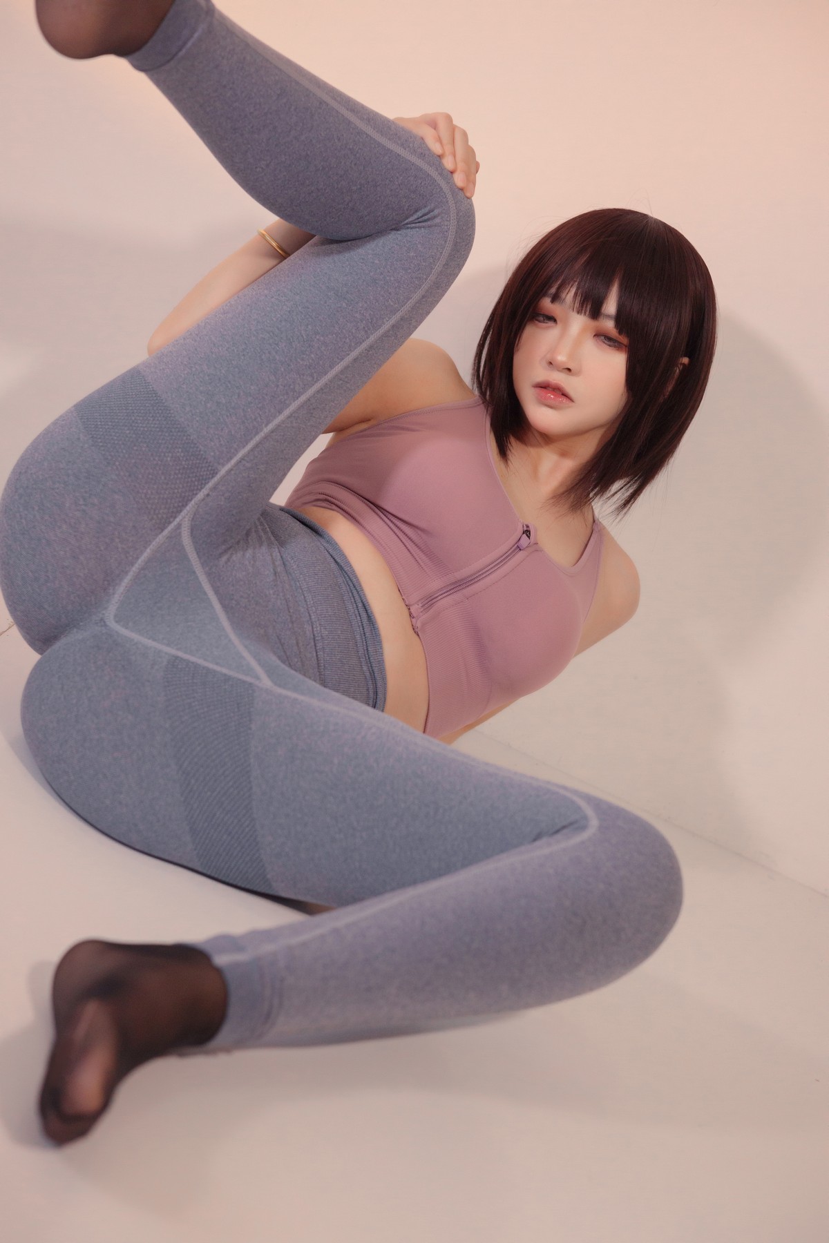 xgyw.top_网络美女疯猫ss白色情人节福袋运动衣主题瑜伽运动装紧身秀完美身材诱惑写真40P