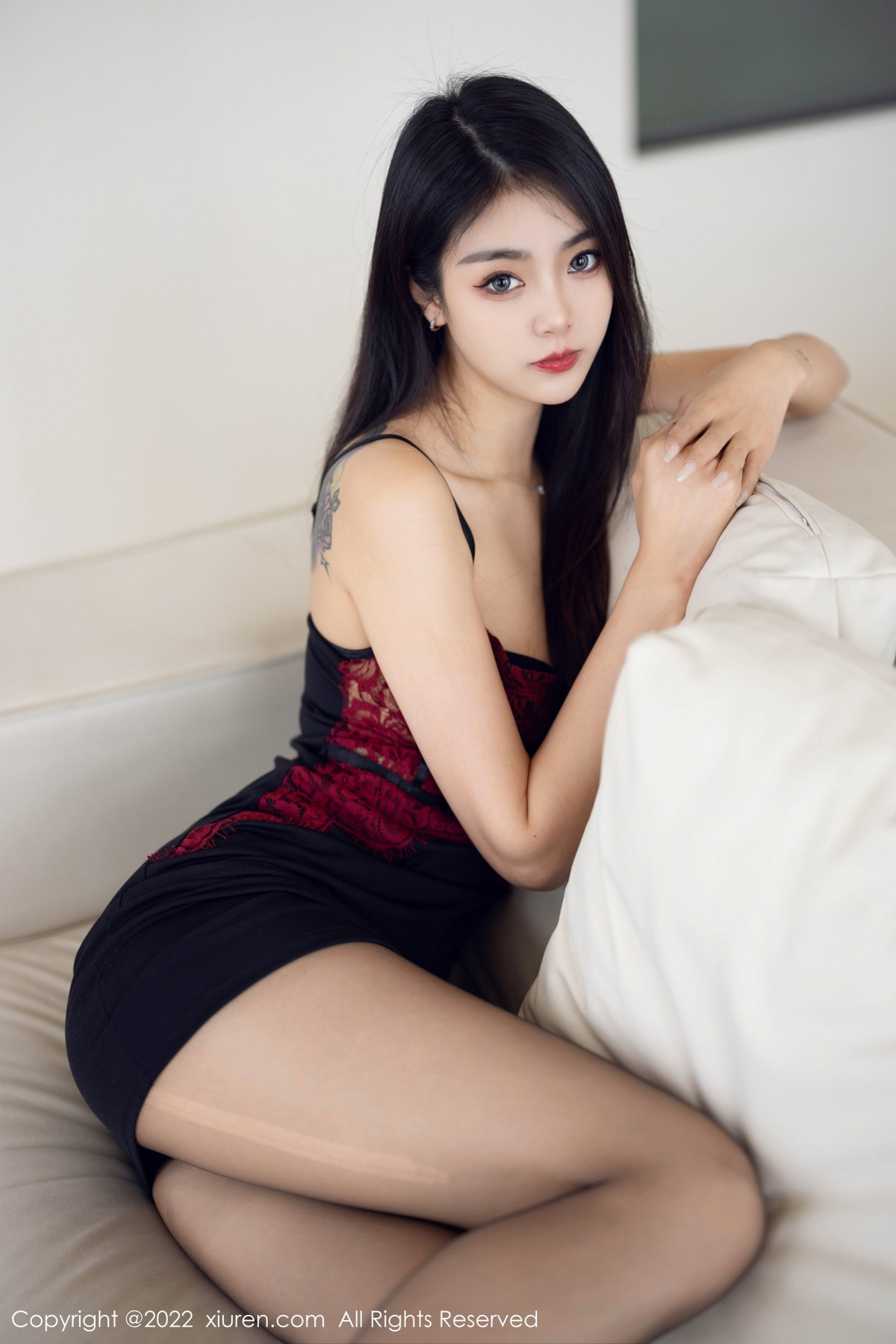xgyw.top_[XiuRen秀人网]No.5769_模特可乐Vicky性感暗红色吊带上衣配黑短裙露超薄黑丝诱惑写真63P