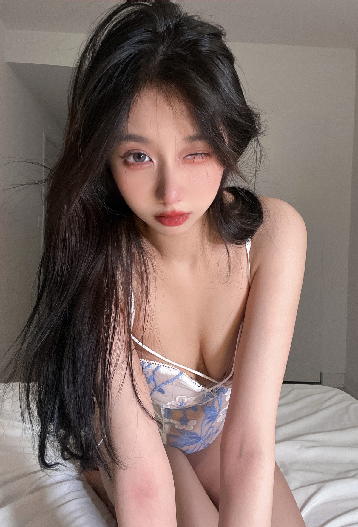 xgyw.top_动漫博主果咩酱紫光夜主题私房性感白色薄透连体内衣秀完美身材诱惑写真40P