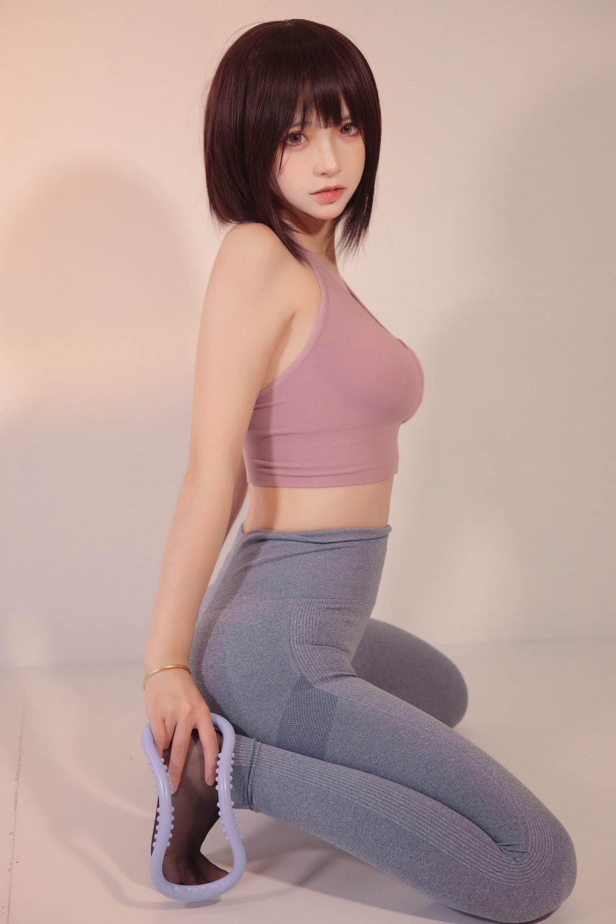 xgyw.top_网络美女疯猫ss白色情人节福袋运动衣主题瑜伽运动装紧身秀完美身材诱惑写真40P