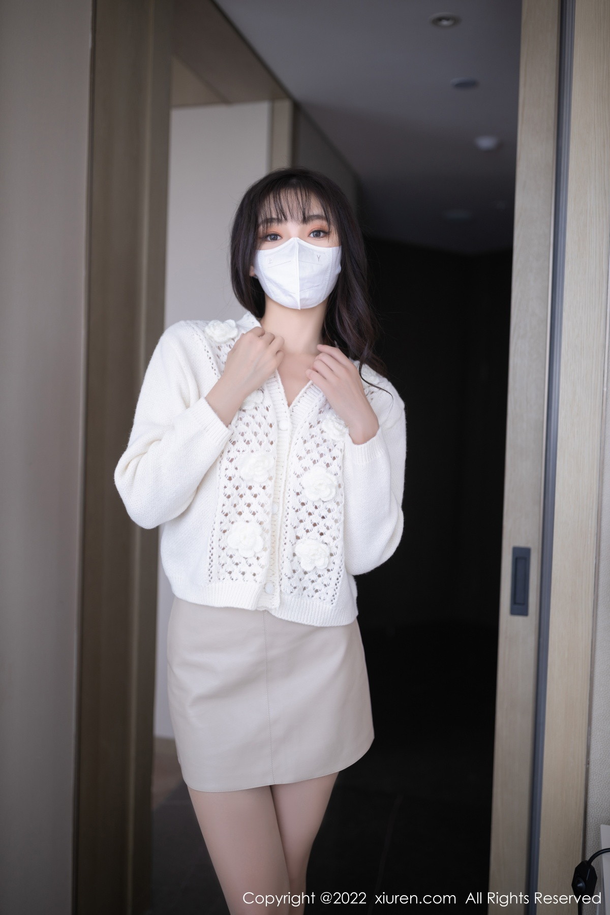 xgyw.top_[XiuRen秀人网]No.5771_模特陆萱萱性感白色毛线衣配浅色短裙半脱秀完美身材诱惑写真84P
