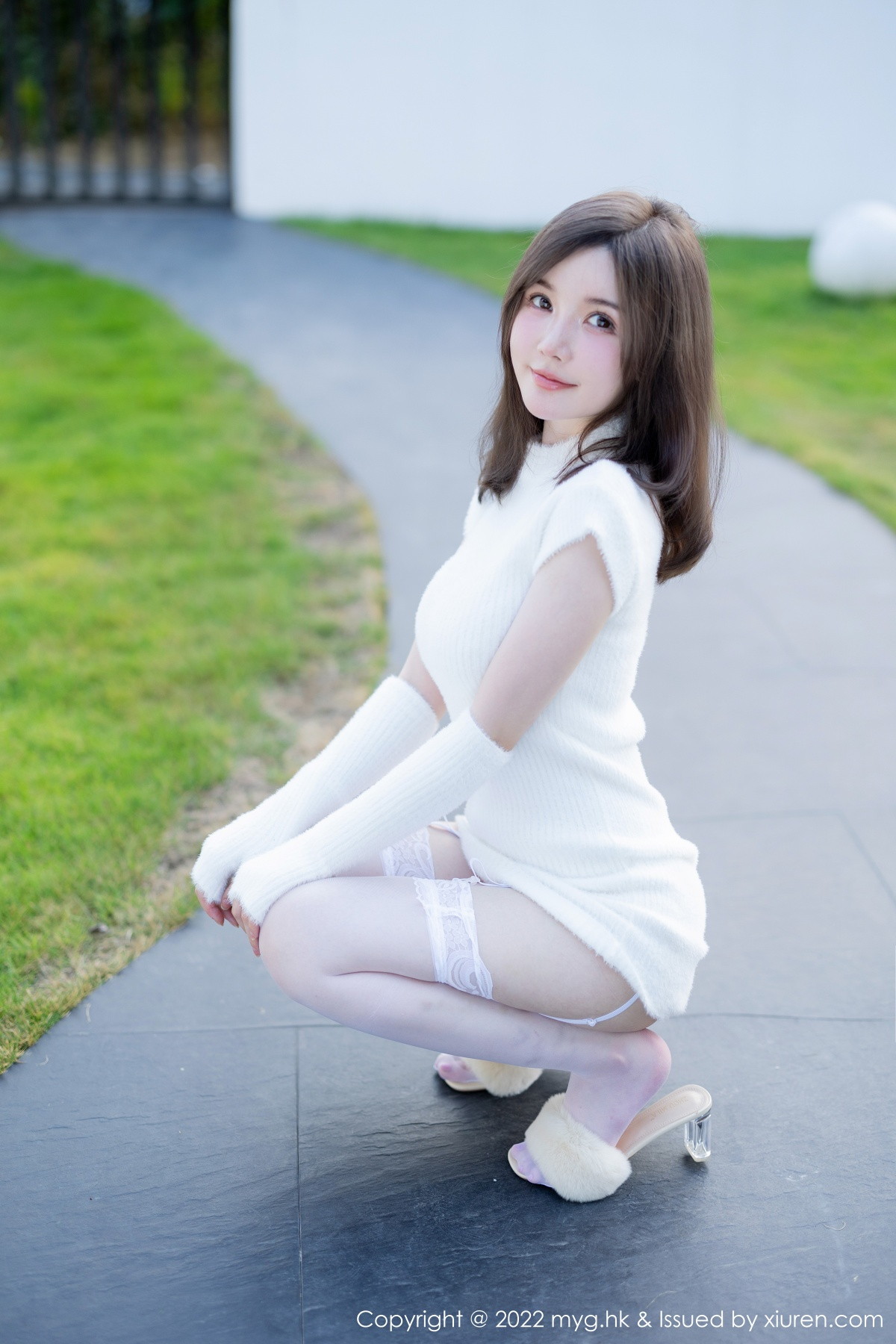 xgyw.top_[MyGirl美媛馆]Vol.644_模特糯美子脱性感白色连衣短裙露蕾丝内衣配白丝吊袜诱惑写真65P