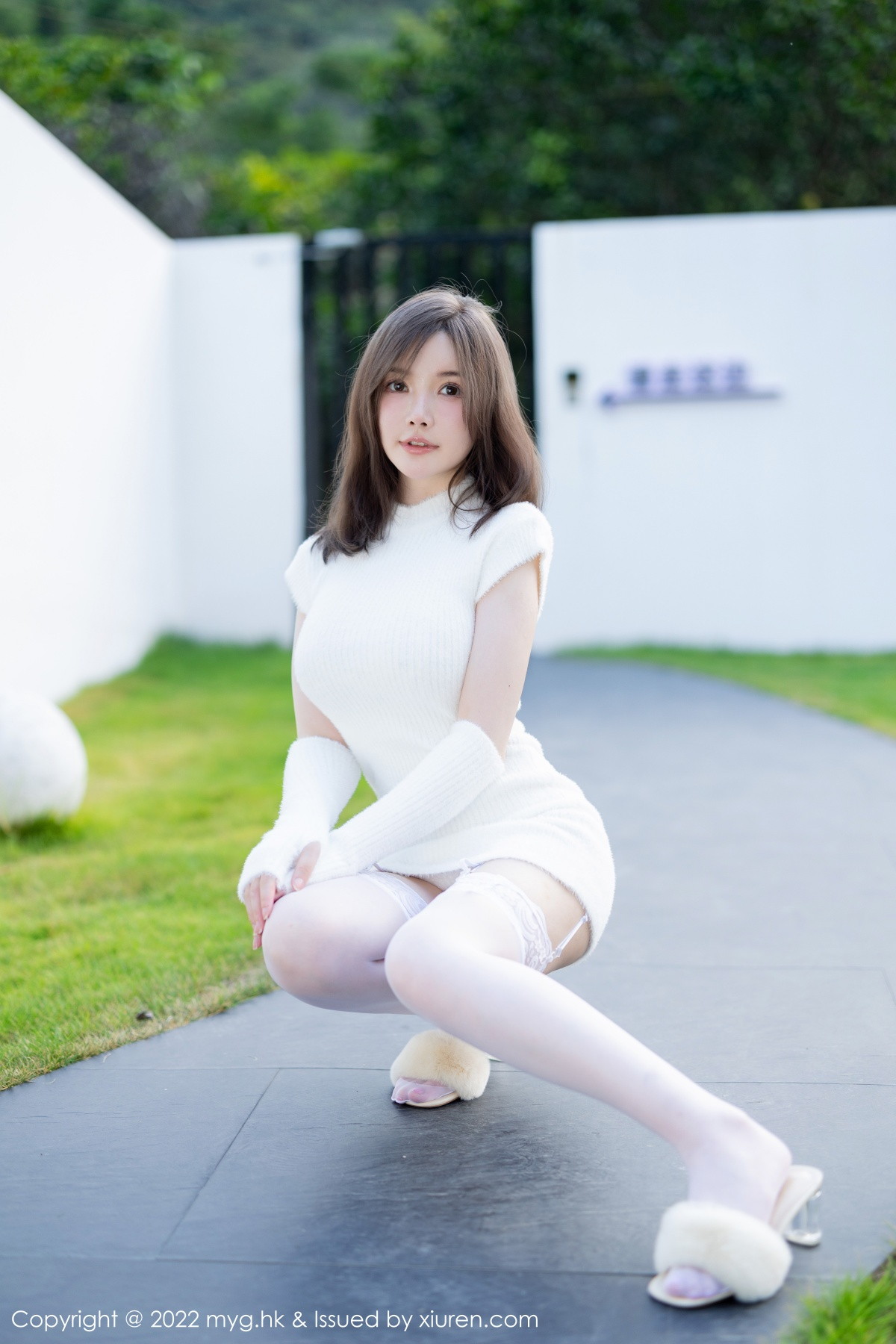 xgyw.top_[MyGirl美媛馆]Vol.644_模特糯美子脱性感白色连衣短裙露蕾丝内衣配白丝吊袜诱惑写真65P