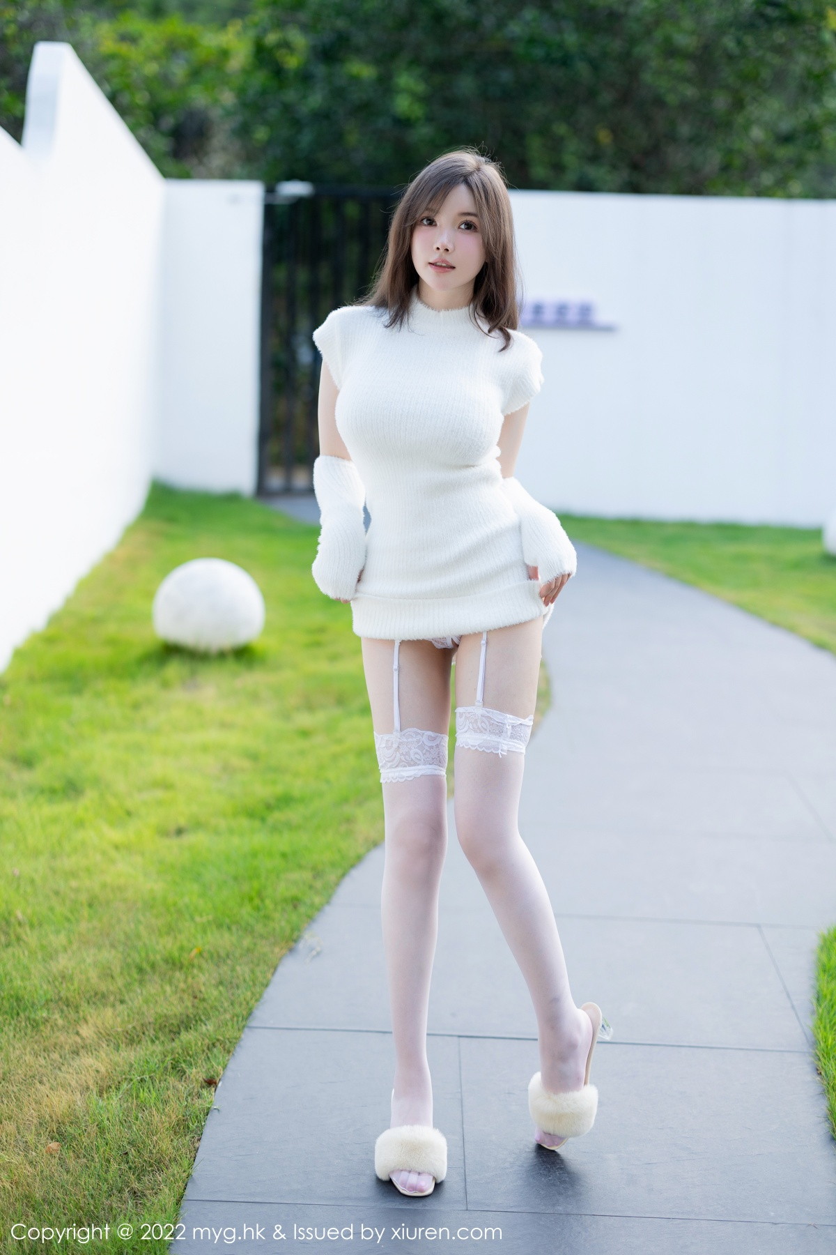 xgyw.top_[MyGirl美媛馆]Vol.644_模特糯美子脱性感白色连衣短裙露蕾丝内衣配白丝吊袜诱惑写真65P