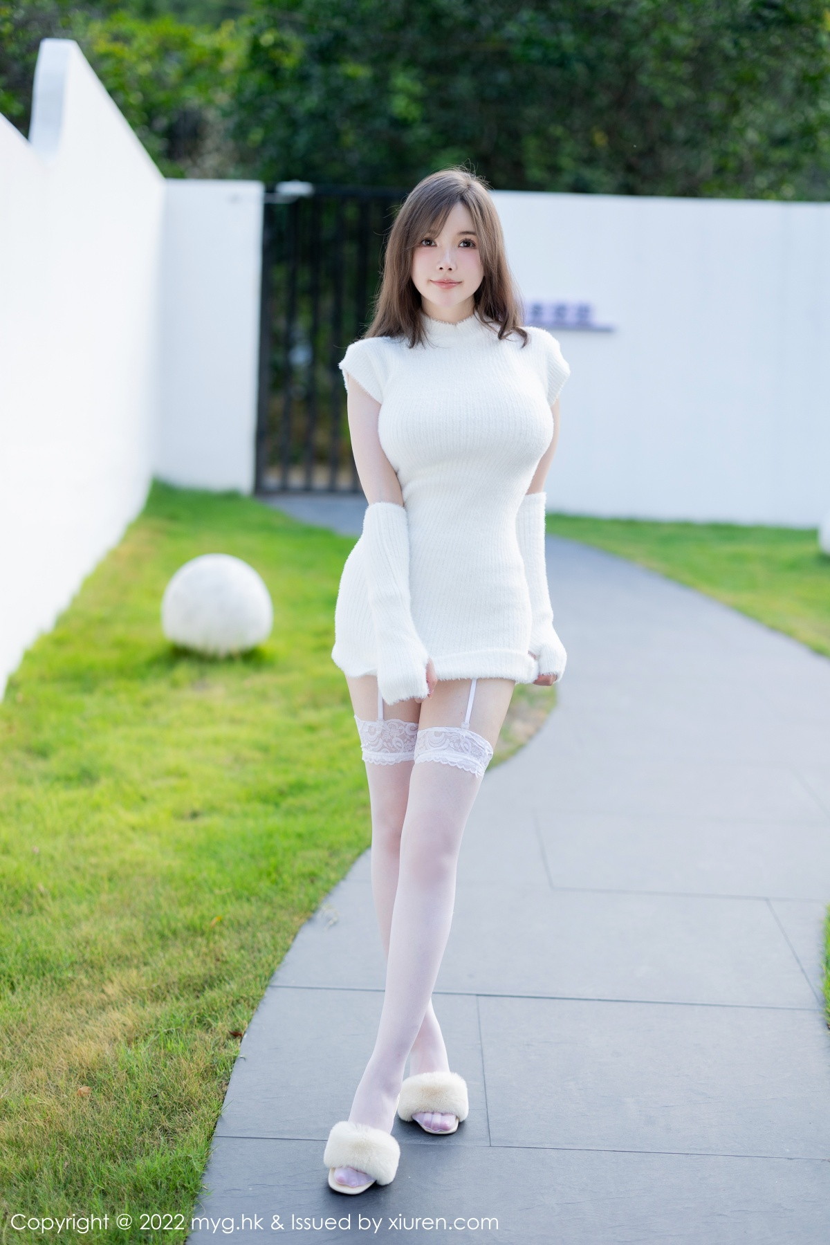 xgyw.top_[MyGirl美媛馆]Vol.644_模特糯美子脱性感白色连衣短裙露蕾丝内衣配白丝吊袜诱惑写真65P