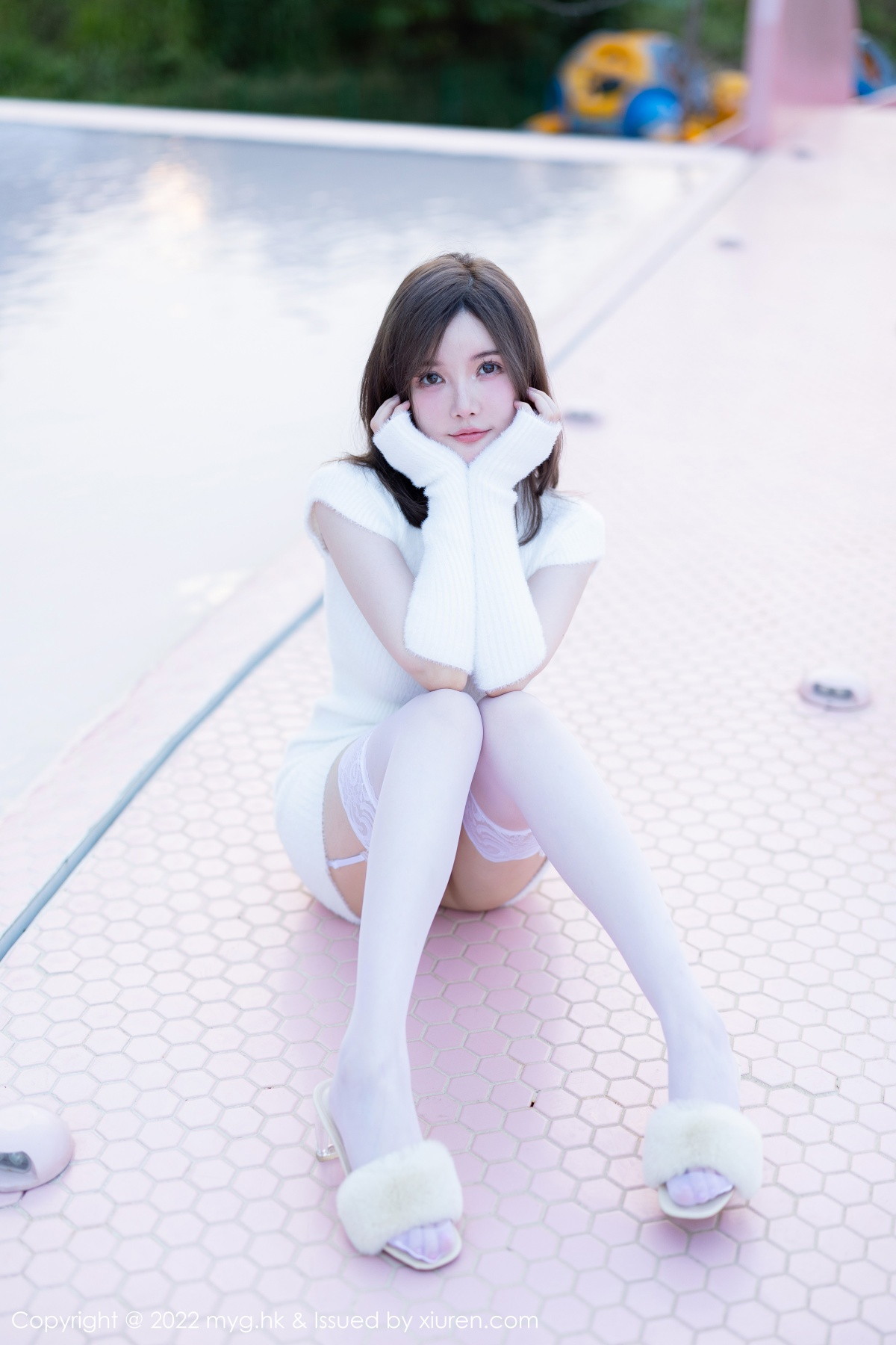 xgyw.top_[MyGirl美媛馆]Vol.644_模特糯美子脱性感白色连衣短裙露蕾丝内衣配白丝吊袜诱惑写真65P
