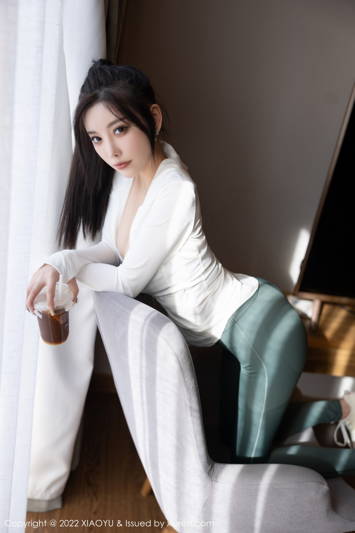 xgyw.top_[XiaoYu画语界]Vol.892_女神杨晨晨Yome性感白色外衣配紧身长裤秀完美身材诱惑写真95P