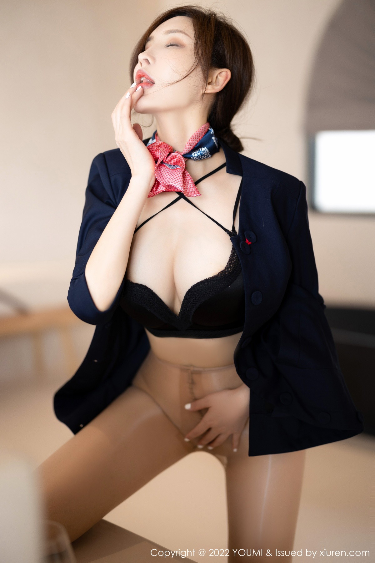 xgyw.top_[YouMi尤蜜荟]Vol.858_女神奶瓶土肥圆性感深色制服套装半脱秀丰满身材迷人诱惑写真77P