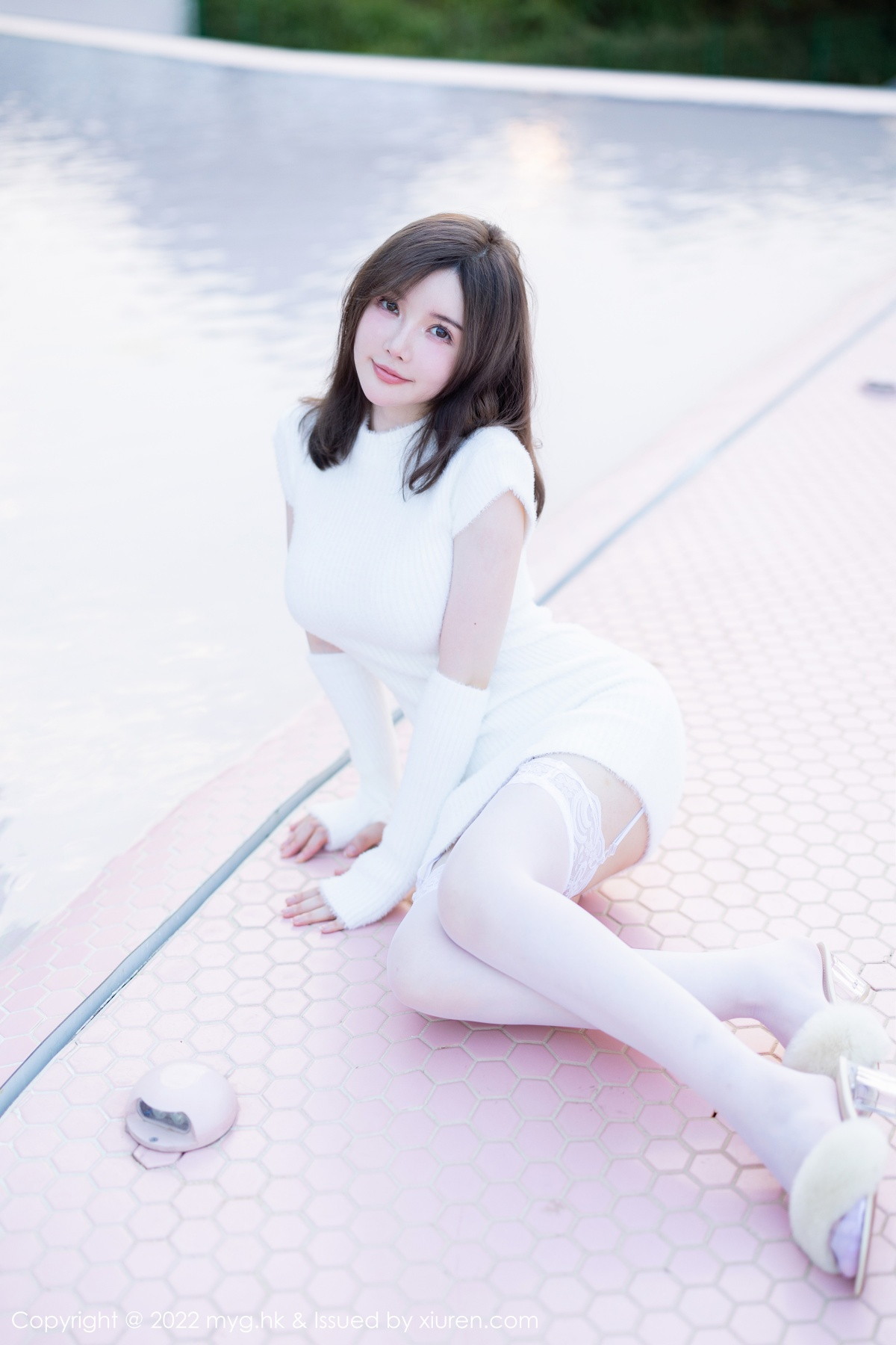 xgyw.top_[MyGirl美媛馆]Vol.644_模特糯美子脱性感白色连衣短裙露蕾丝内衣配白丝吊袜诱惑写真65P