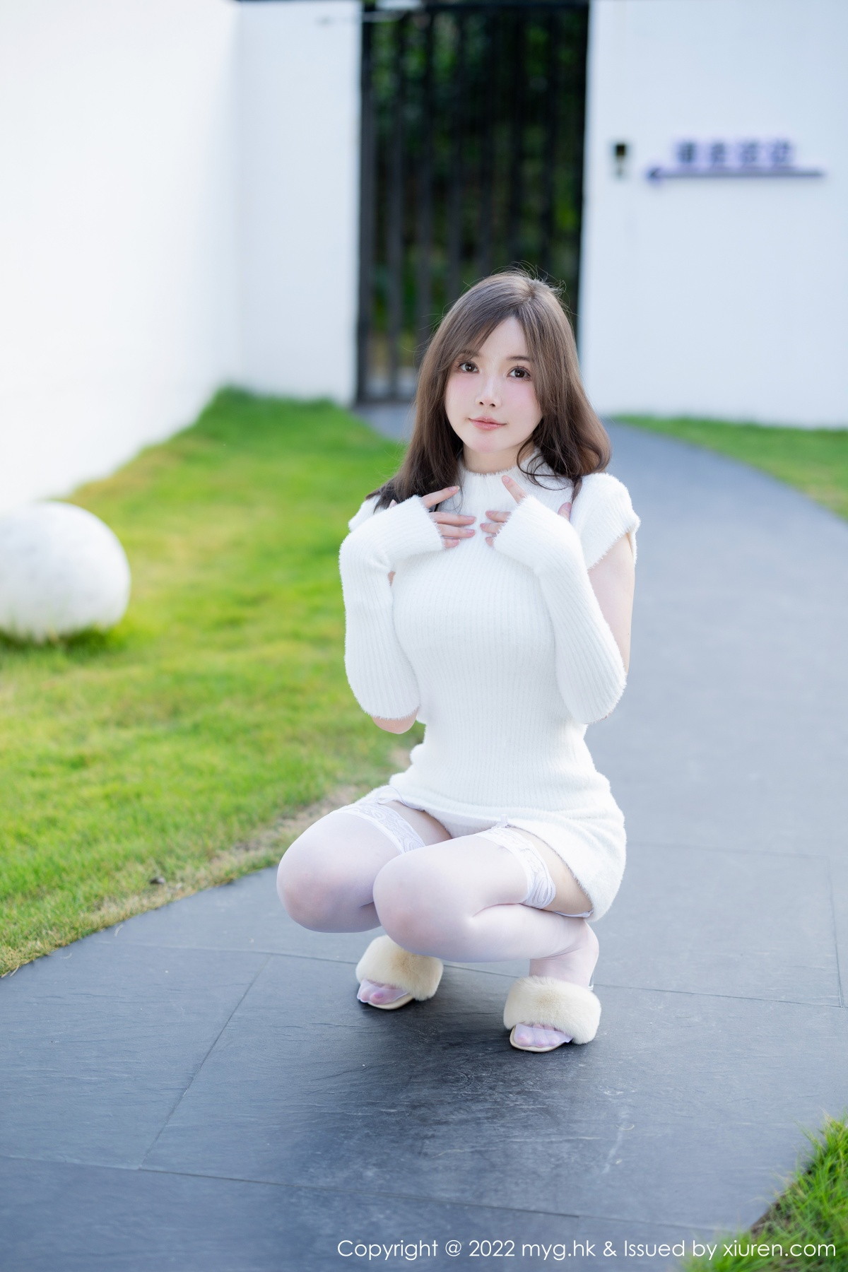 xgyw.top_[MyGirl美媛馆]Vol.644_模特糯美子脱性感白色连衣短裙露蕾丝内衣配白丝吊袜诱惑写真65P