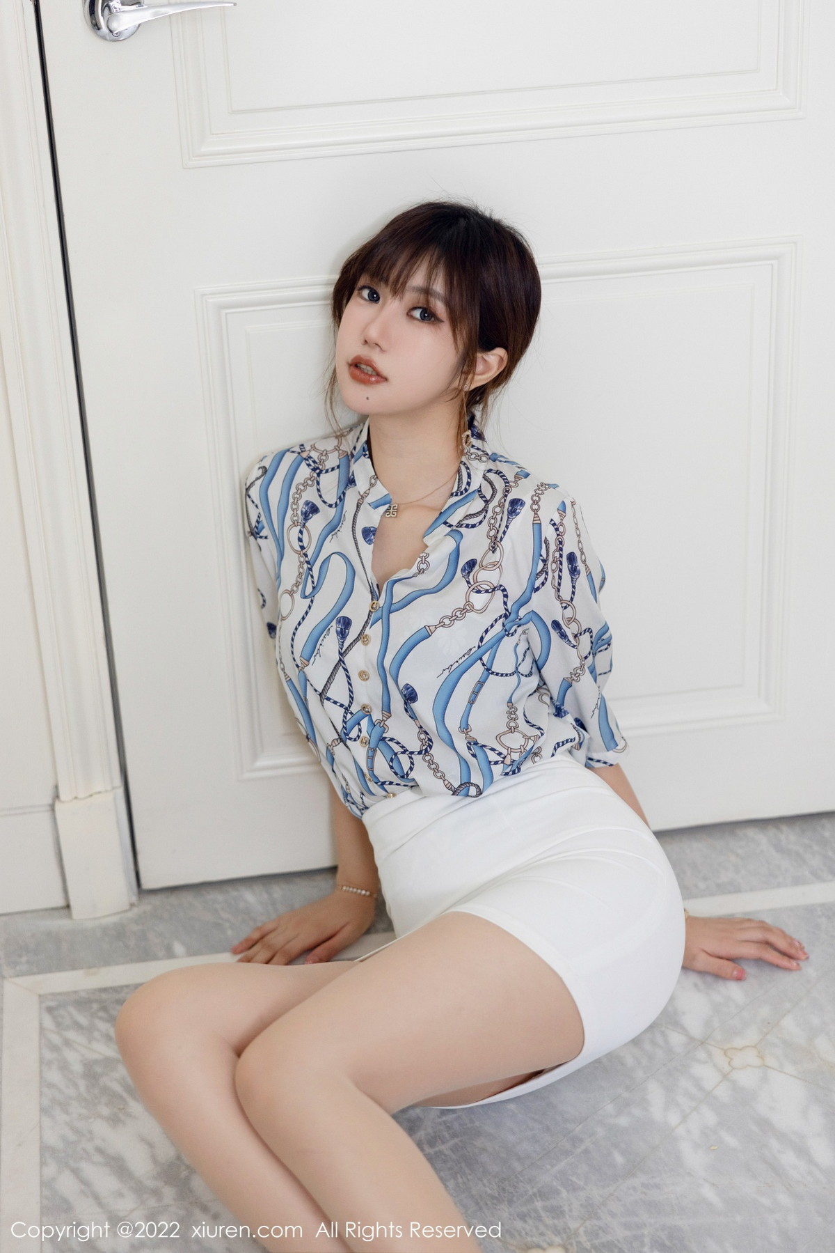 xgyw.top_XiuRen第5775期_女神绮里嘉ula性感图案T恤配白色短裙露原色丝袜撩人诱惑写真102P