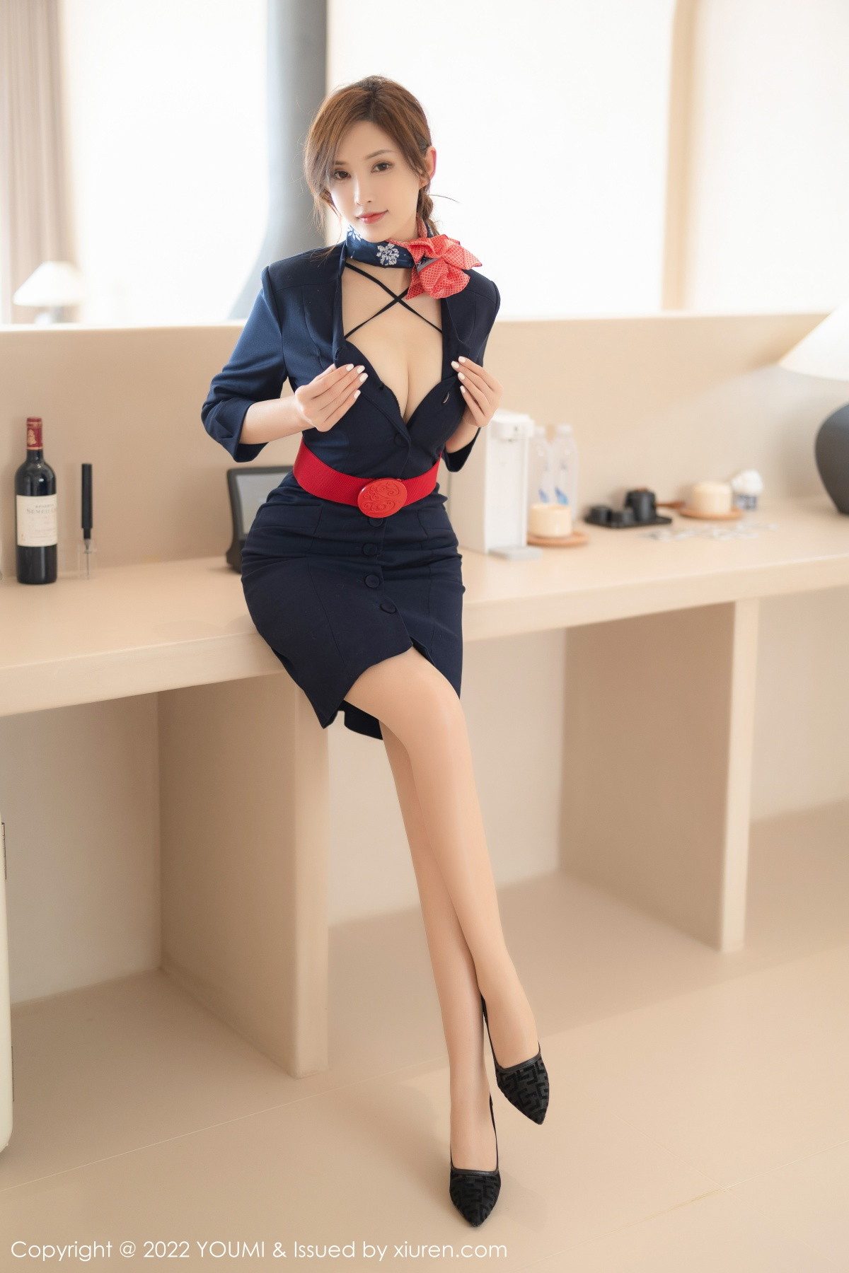 xgyw.top_[YouMi尤蜜荟]Vol.858_女神奶瓶土肥圆性感深色制服套装半脱秀丰满身材迷人诱惑写真77P