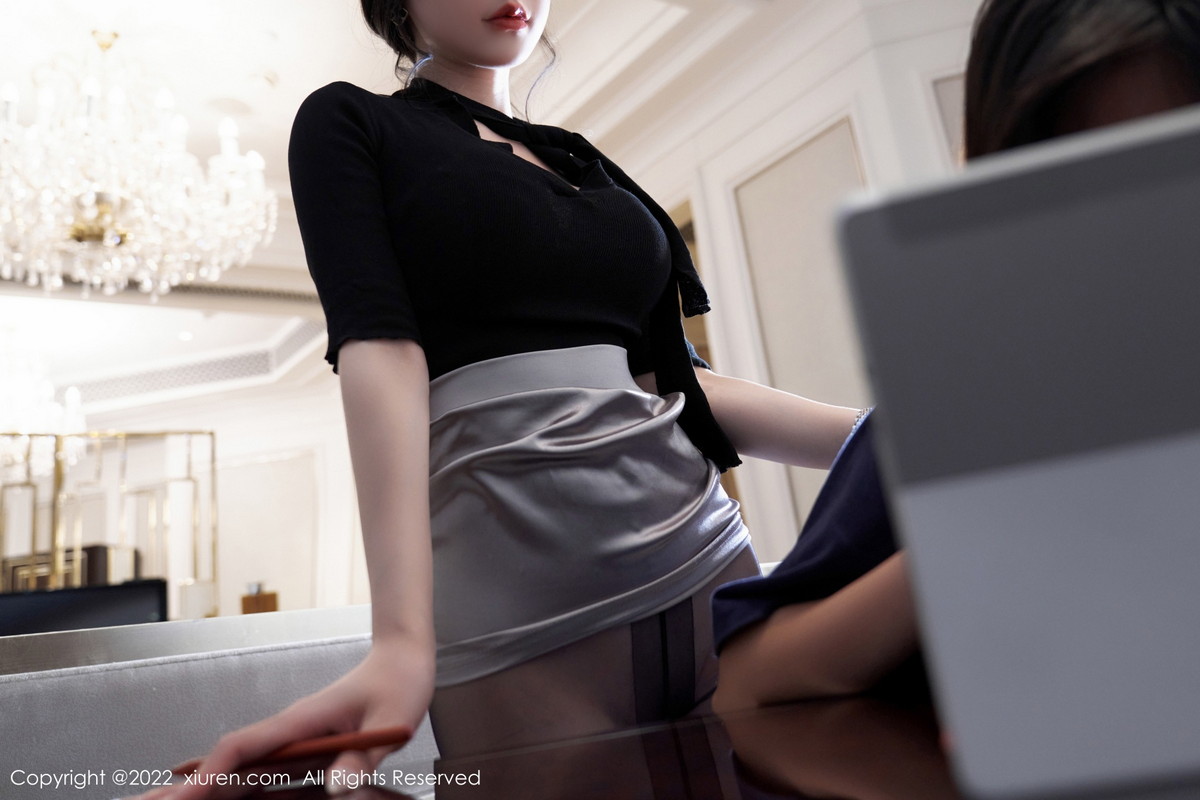 xgyw.top_XiuRen第5777期_女神周于希Sally黑上衣配浅色短裙露超薄闪亮黑丝极致魅惑写真89P
