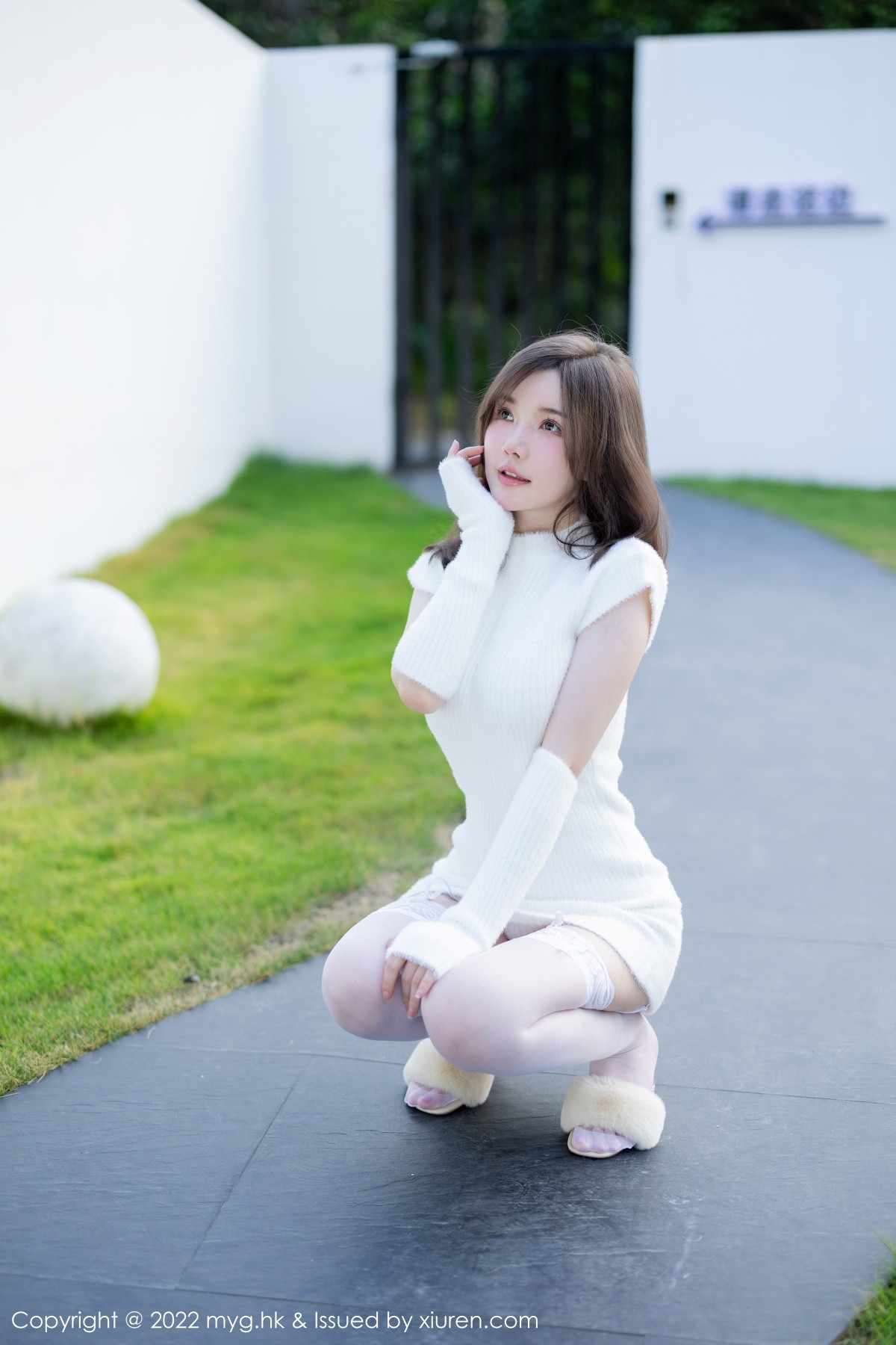xgyw.top_[MyGirl美媛馆]Vol.644_模特糯美子脱性感白色连衣短裙露蕾丝内衣配白丝吊袜诱惑写真65P