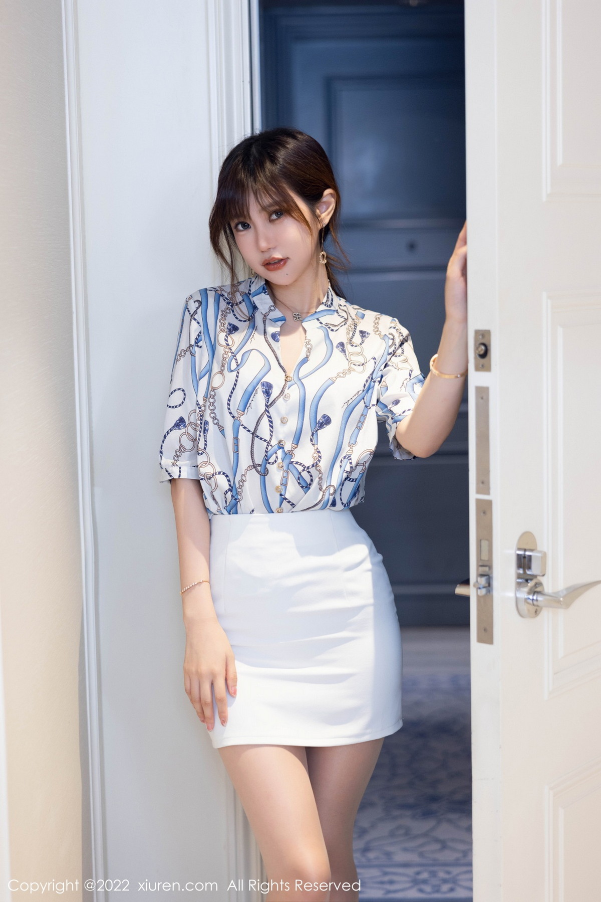 xgyw.top_XiuRen第5775期_女神绮里嘉ula性感图案T恤配白色短裙露原色丝袜撩人诱惑写真102P