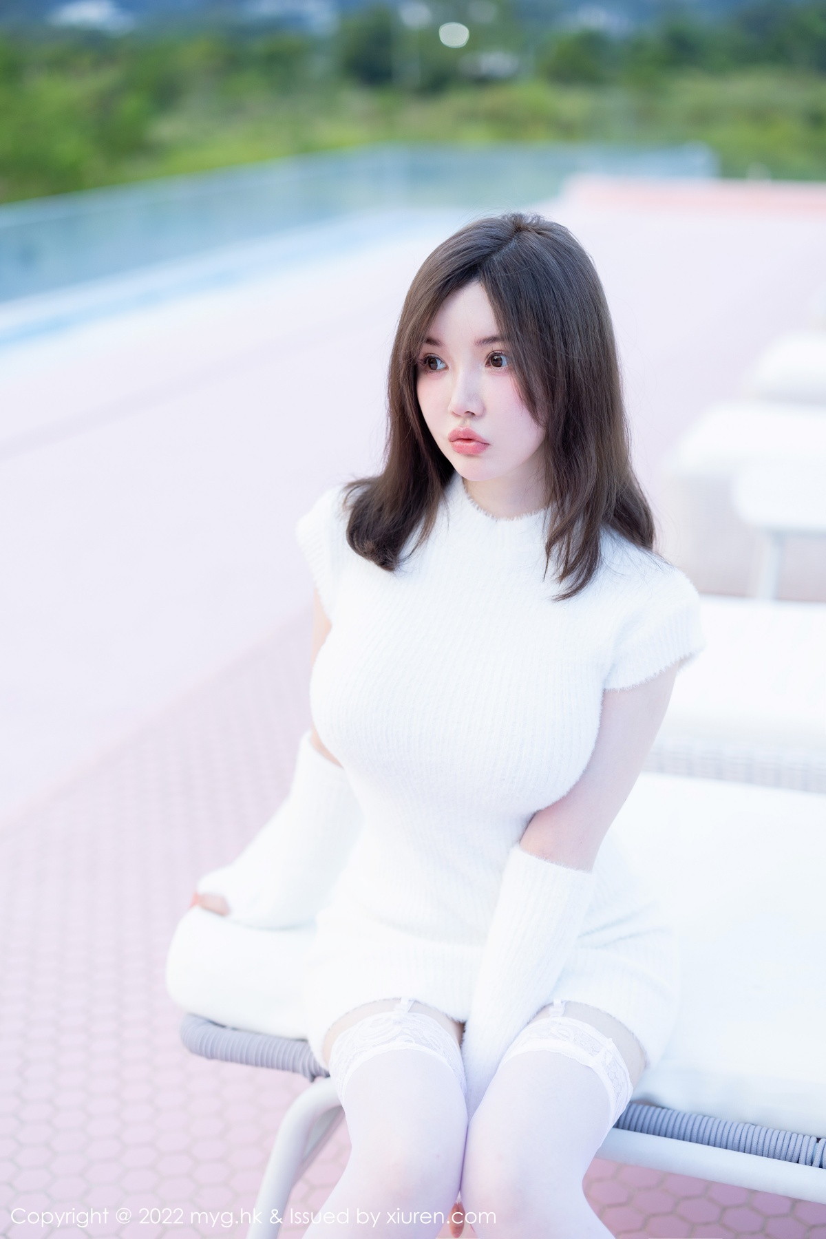 xgyw.top_[MyGirl美媛馆]Vol.644_模特糯美子脱性感白色连衣短裙露蕾丝内衣配白丝吊袜诱惑写真65P