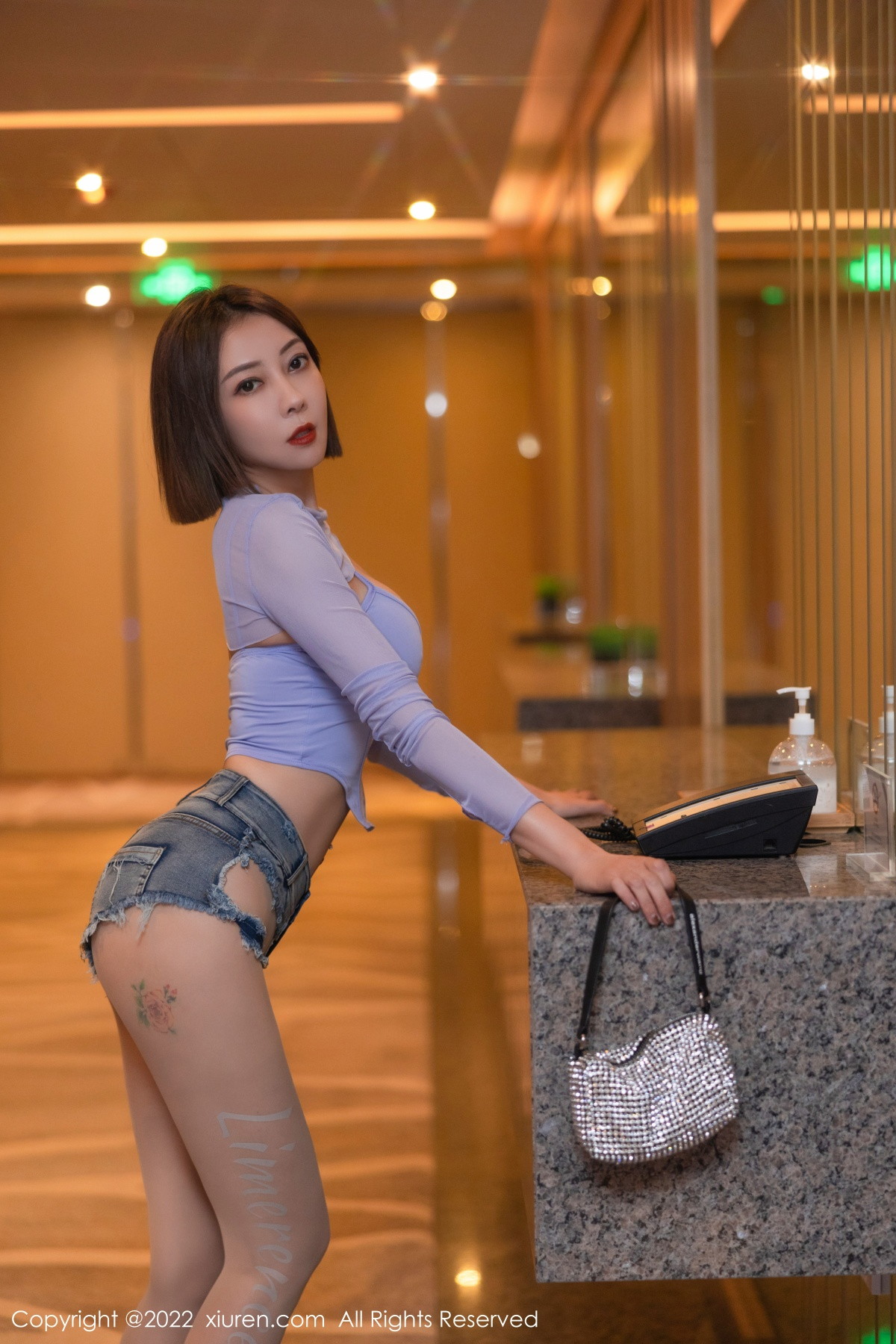 xgyw.top_XiuRen第5779期_御姐果儿大理旅拍紫色收身上衣配牛仔短裤秀凹凸身材诱惑写真79P